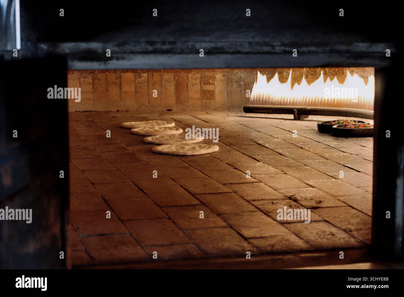 Il famoso e delizioso kebab lahmacun di Türkiye. Sapientemente cucinato in speciali forni a pietra, lahmacun. con il maestro chef Foto Stock