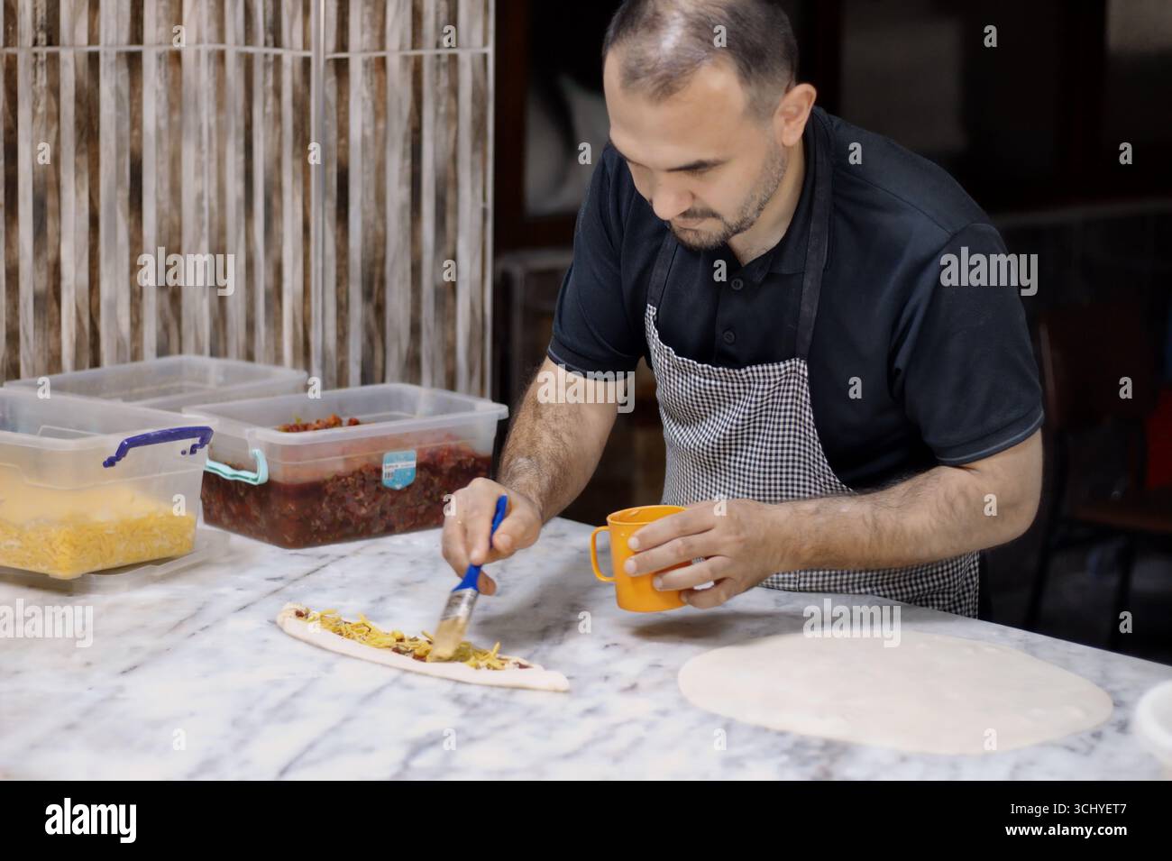 Il famoso e delizioso kebab lahmacun di Türkiye. Sapientemente cucinato in speciali forni a pietra, lahmacun. con il maestro chef Foto Stock