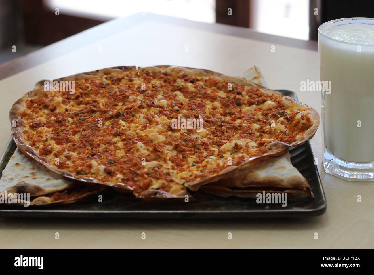 Il famoso e delizioso kebab lahmacun di Türkiye. Sapientemente cucinato in speciali forni a pietra, lahmacun. con il maestro chef Foto Stock