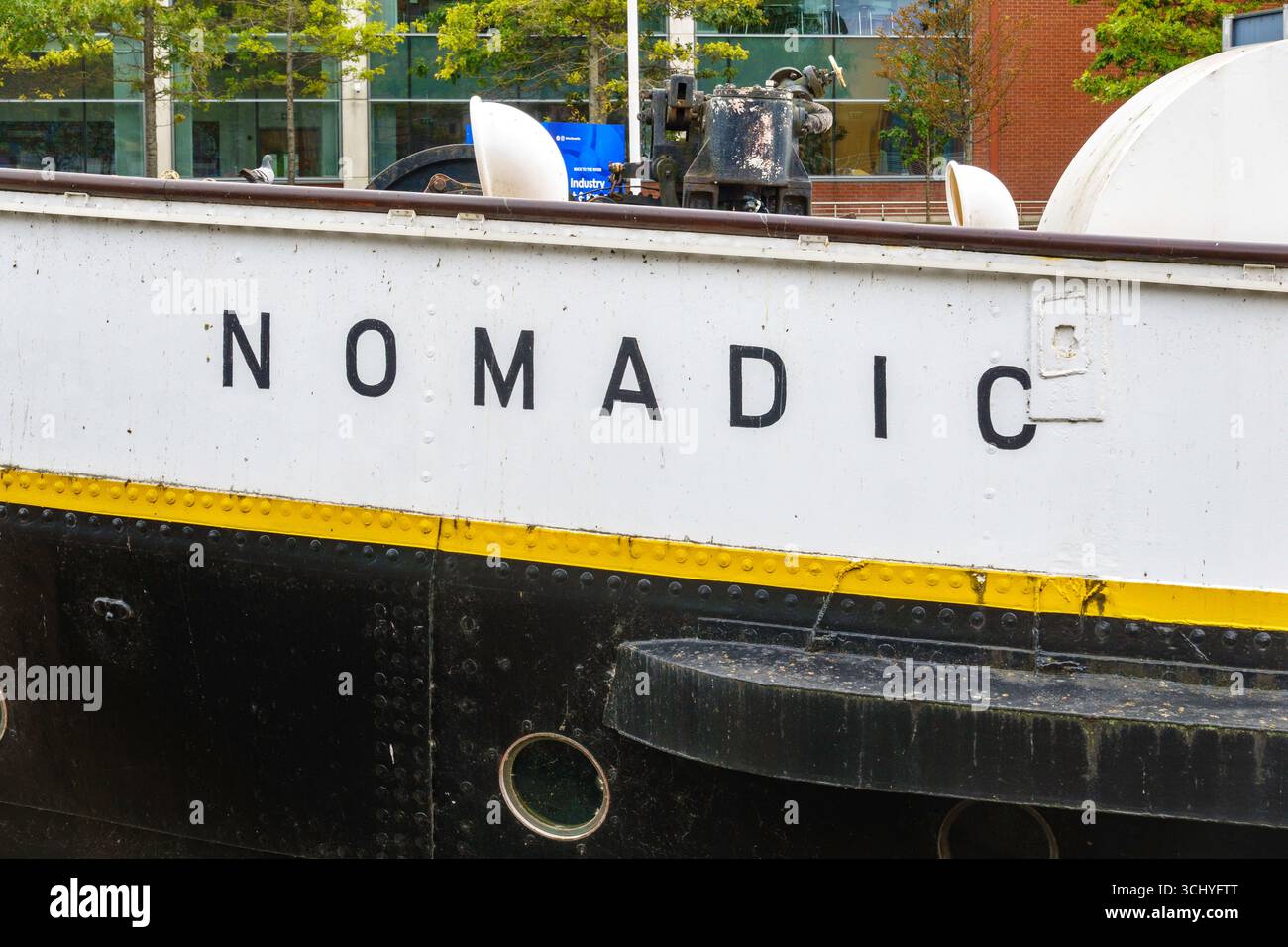 Dettaglio del nome, nave tender SS Nomadic, quartiere del Museo del Titanic, Belfast, Irlanda del Nord Foto Stock