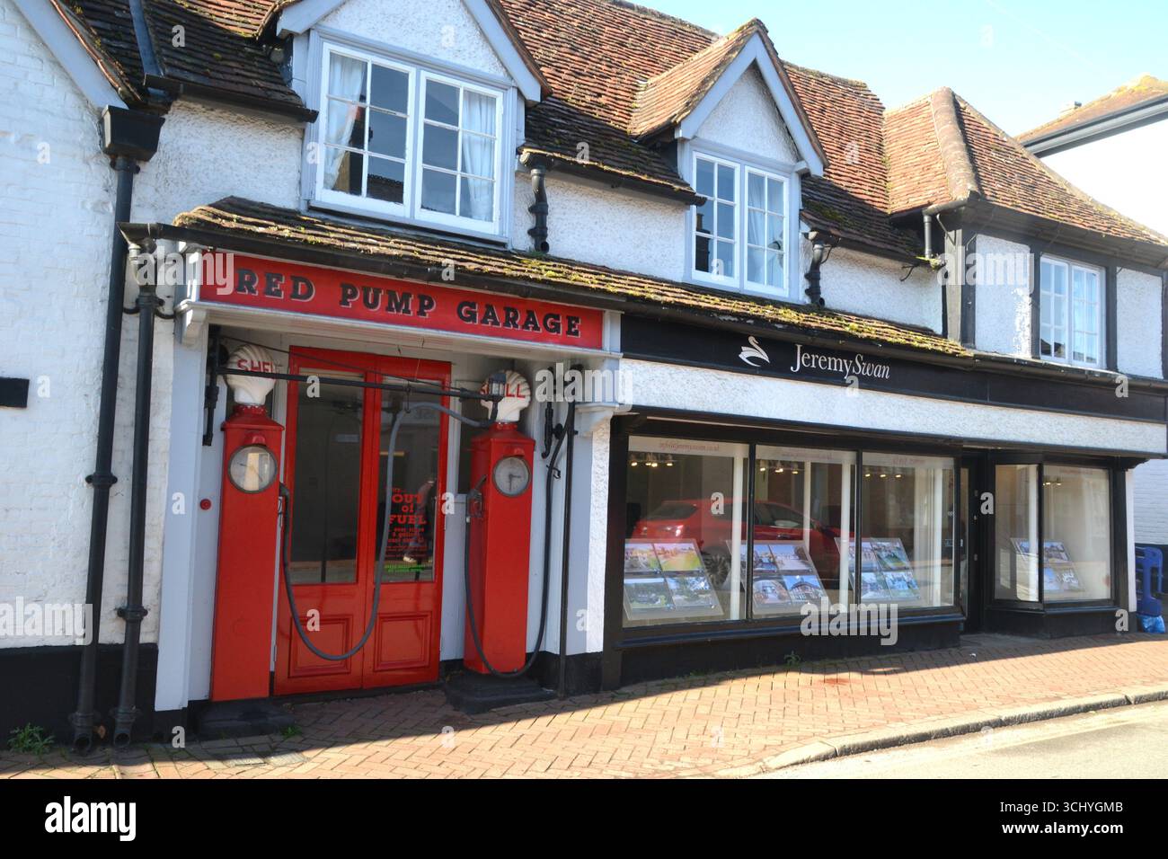 Red Pump Garage, High Street, Great Missenden, Buckinghamshire, Regno Unito Foto Stock