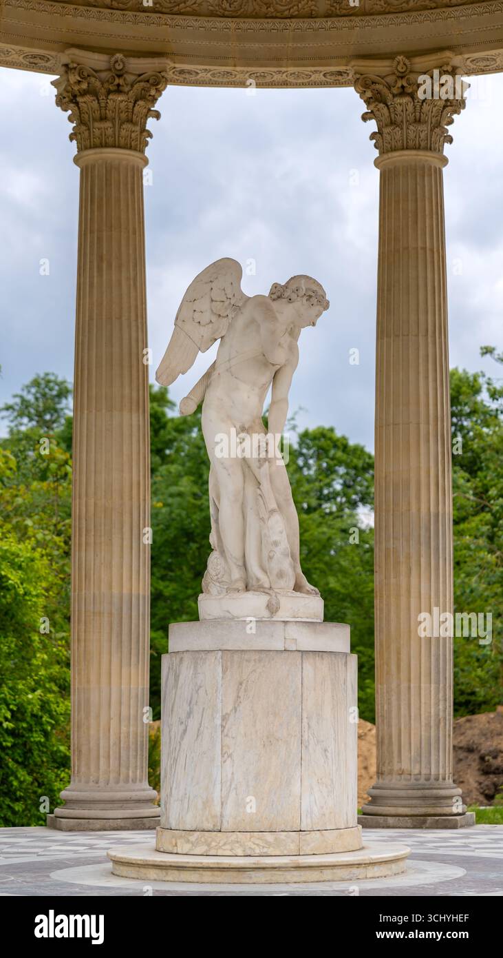 Statua in marmo dell'angelo tra le colonne romane classiche Foto Stock