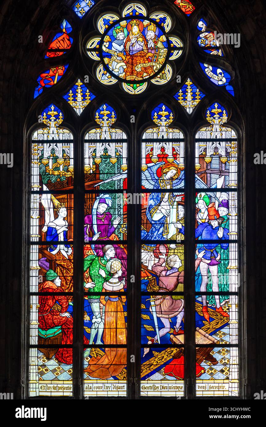 Decorazioni in vetro colorato di un edificio storico in Francia illustrato con un angelo che visita la corte reale Foto Stock