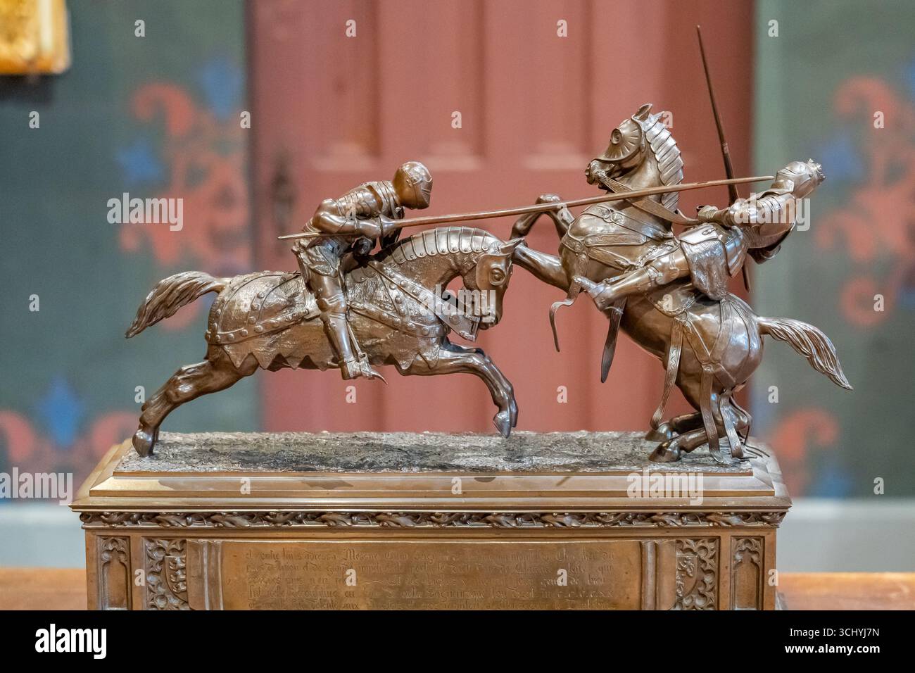 Mini sculture in metallo che rappresentano due cavalieri medievali che duellano sui cavalli Foto Stock
