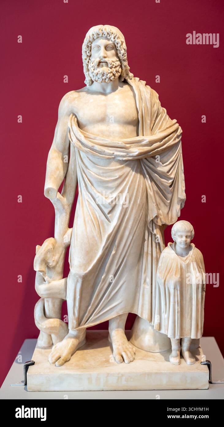 Primo piano su corsie di antica statua di marmo che ritrae Zeus a parte un ragazzo Foto Stock