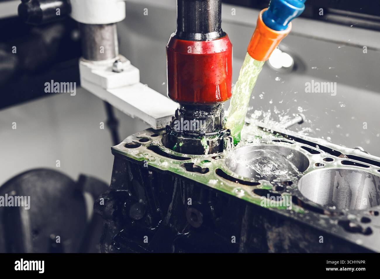 Levigatura dei blocchi CNC, revisione del motore. Nel reparto di lavorazione del motore viene utilizzata una levigatrice automatica per eseguire la levigatura di tutti i blocchi motore Foto Stock
