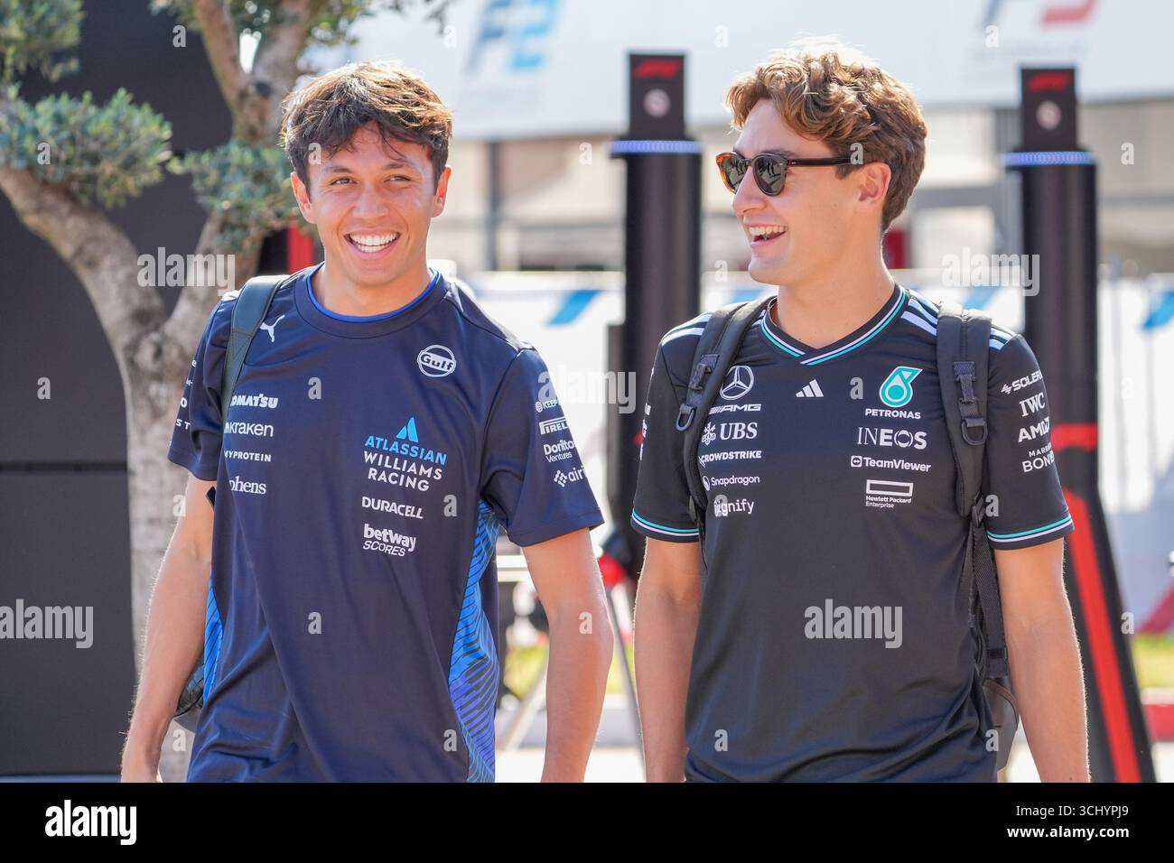 George Russel e Alexander Albon durante la Formula 1 PIRELLI Gran Premio d'Italia 2025, 16° round del Campionato del mondo di Formula 1 2025 FIA, 5-7 settembre 2025 sull'autodromo Nazionale Monza, a Monza, Italia. Crediti: Luca Rossini/Alamy Live News Foto Stock