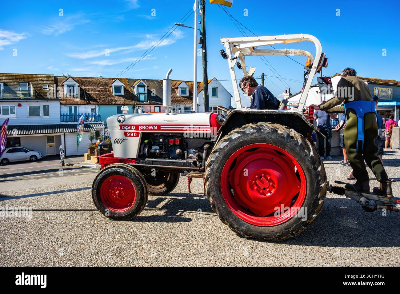 Un trattore David Brown 990 che traina barche dalla spiaggia di Dymchurch, Kent, Inghilterra, Regno Unito Foto Stock
