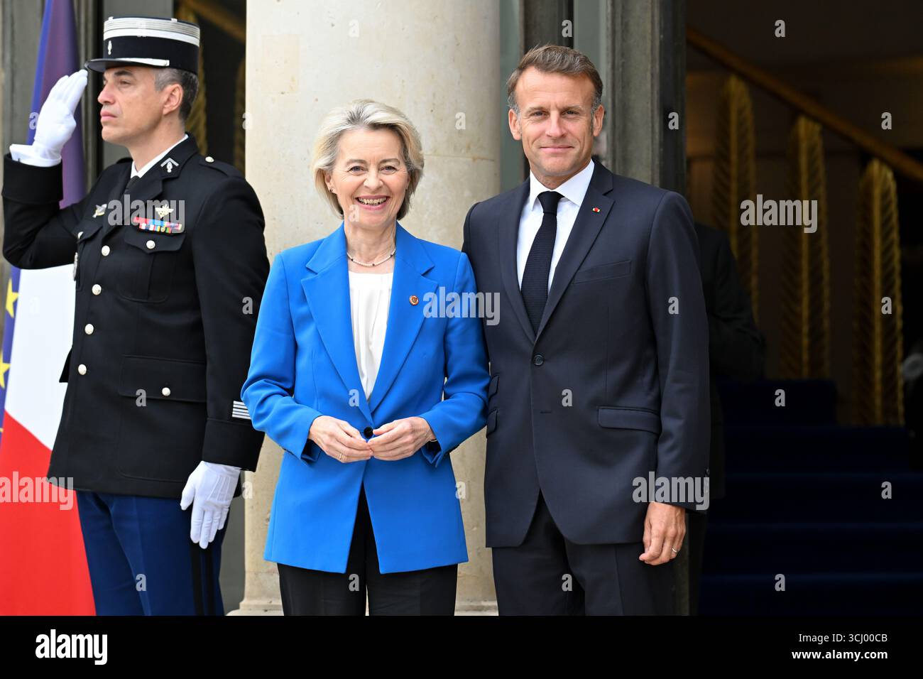 Il Presidente francese Emmanuel Macron accoglie il Presidente della Commissione europea Ursula Von der Leyen al suo arrivo alla riunione della Coalizione dei volenterosi per l'Ucraina del 4 settembre 2025 a Parigi, in Francia. L'incontro è un incontro internazionale che riunisce circa 35 paesi, principalmente europei, e alleati come Canada, Giappone e Australia, con l'obiettivo di rafforzare le garanzie di sicurezza per l'Ucraina di fronte all'aggressione russa, valutare i recenti progressi nel sostegno internazionale e discutere strategie per spingere la Russia a favorire un cessate il fuoco. Presiden Foto Stock