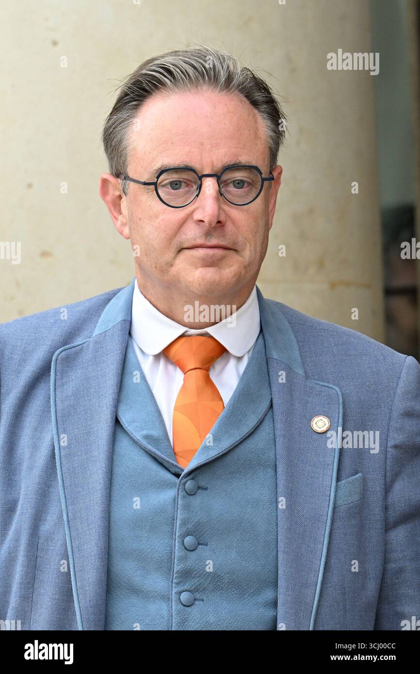 Il presidente francese Emmanuel Macron dà il benvenuto al primo ministro belga Bart de Wever al suo arrivo alla riunione della Coalizione dei volenterosi per l'Ucraina del 4 settembre 2025 a Parigi, in Francia. L'incontro è un incontro internazionale che riunisce circa 35 paesi, principalmente europei, e alleati come Canada, Giappone e Australia, con l'obiettivo di rafforzare le garanzie di sicurezza per l'Ucraina di fronte all'aggressione russa, valutare i recenti progressi nel sostegno internazionale e discutere strategie per spingere la Russia a favorire un cessate il fuoco. Riunione del Presidente Emmanuel Macron Foto Stock