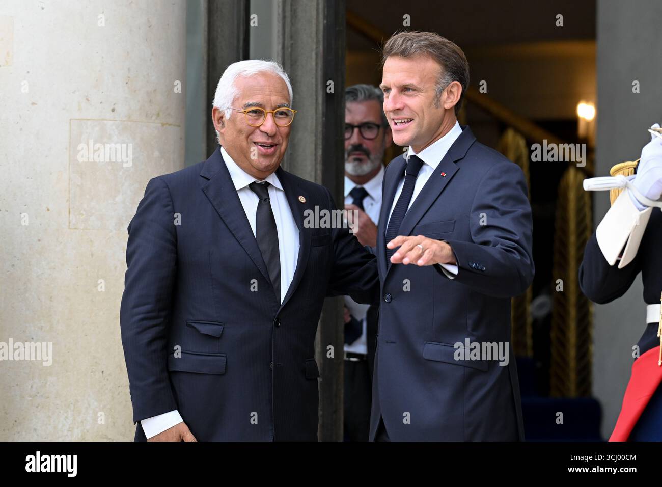 Il Presidente francese Emmanuel Macron dà il benvenuto al Presidente del Consiglio europeo, Antonio Costaon, che è arrivato alla riunione della Coalizione dei volenterosi per l'Ucraina il 4 settembre 2025 a Parigi, in Francia. L'incontro è un incontro internazionale che riunisce circa 35 paesi, principalmente europei, e alleati come Canada, Giappone e Australia, con l'obiettivo di rafforzare le garanzie di sicurezza per l'Ucraina di fronte all'aggressione russa, valutare i recenti progressi nel sostegno internazionale e discutere strategie per spingere la Russia a favorire un cessate il fuoco. Il Presidente Emmanuel Macr Foto Stock