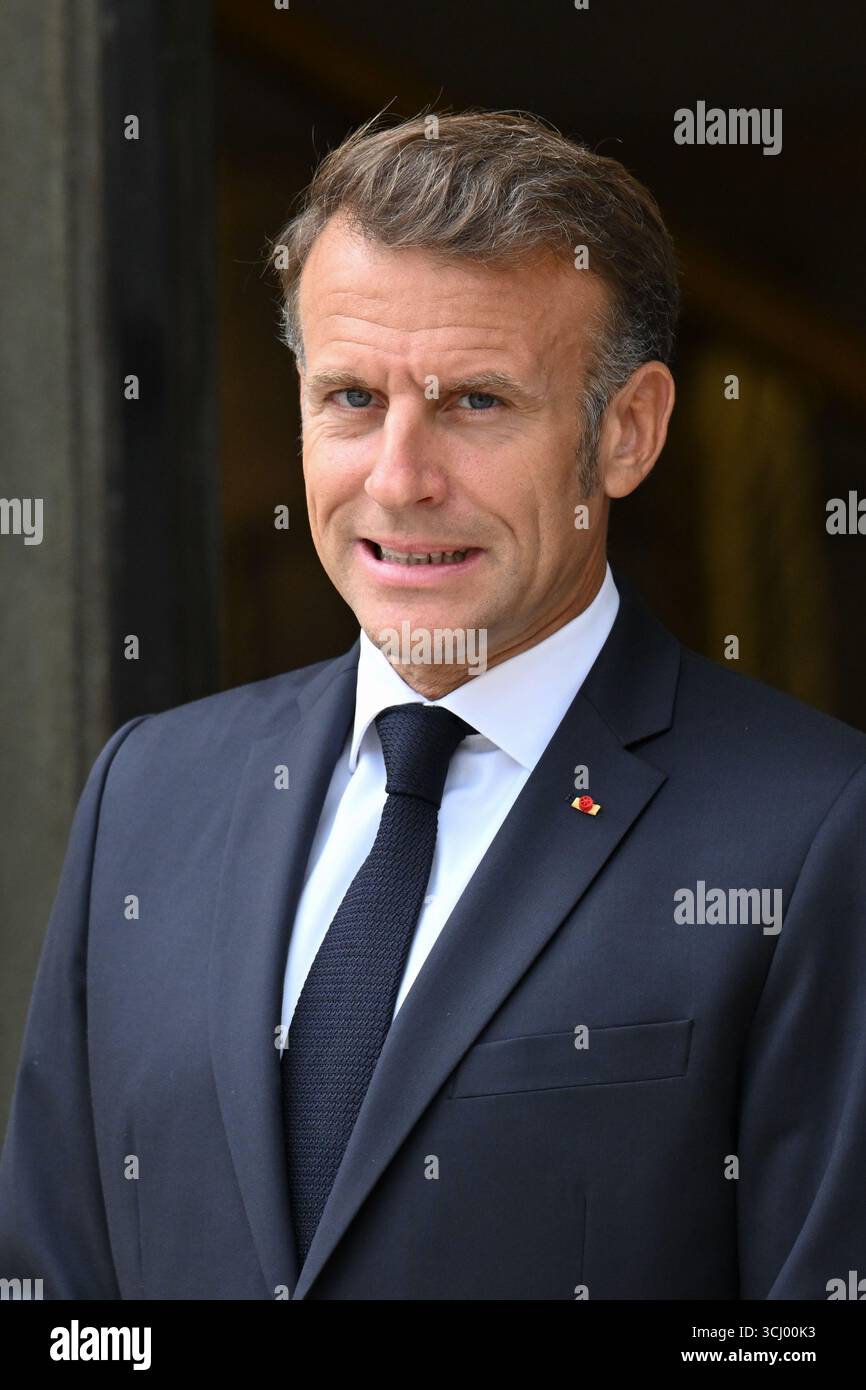 Il presidente francese Emmanuel Macron al suo arrivo alla riunione della Coalizione dei volenterosi per l'Ucraina il 4 settembre 2025 a Parigi, in Francia. L'incontro è un incontro internazionale che riunisce circa 35 paesi, principalmente europei, e alleati come Canada, Giappone e Australia, con l'obiettivo di rafforzare le garanzie di sicurezza per l'Ucraina di fronte all'aggressione russa, valutare i recenti progressi nel sostegno internazionale e discutere strategie per spingere la Russia a favorire un cessate il fuoco. Il presidente Emmanuel Macron ha incontrato il signor Volodymyr Zelensky, presidente di Ukra Foto Stock