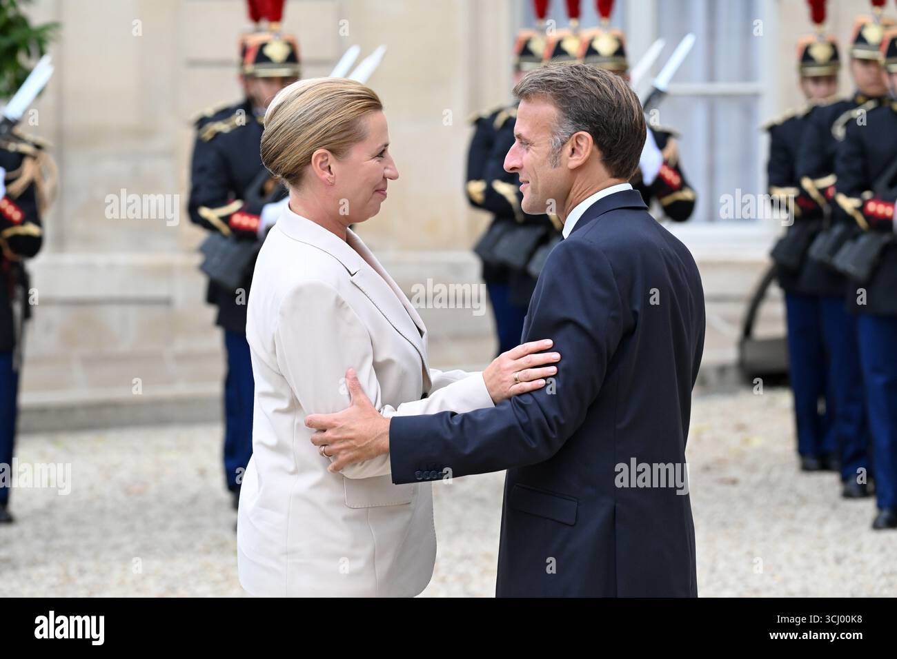 Il presidente francese Emmanuel Macron dà il benvenuto al primo ministro danese mette Frederiksen al suo arrivo alla riunione della Coalizione dei volenterosi per l'Ucraina il 4 settembre 2025 a Parigi, in Francia. L'incontro è un incontro internazionale che riunisce circa 35 paesi, principalmente europei, e alleati come Canada, Giappone e Australia, con l'obiettivo di rafforzare le garanzie di sicurezza per l'Ucraina di fronte all'aggressione russa, valutare i recenti progressi nel sostegno internazionale e discutere strategie per spingere la Russia a favorire un cessate il fuoco. Il Presidente Emmanuel Macron mee Foto Stock