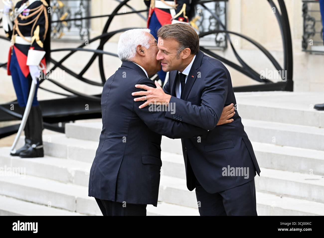 Il Presidente francese Emmanuel Macron dà il benvenuto al Presidente del Consiglio europeo, Antonio Costaon, che è arrivato alla riunione della Coalizione dei volenterosi per l'Ucraina il 4 settembre 2025 a Parigi, in Francia. L'incontro è un incontro internazionale che riunisce circa 35 paesi, principalmente europei, e alleati come Canada, Giappone e Australia, con l'obiettivo di rafforzare le garanzie di sicurezza per l'Ucraina di fronte all'aggressione russa, valutare i recenti progressi nel sostegno internazionale e discutere strategie per spingere la Russia a favorire un cessate il fuoco. Il Presidente Emmanuel Macr Foto Stock