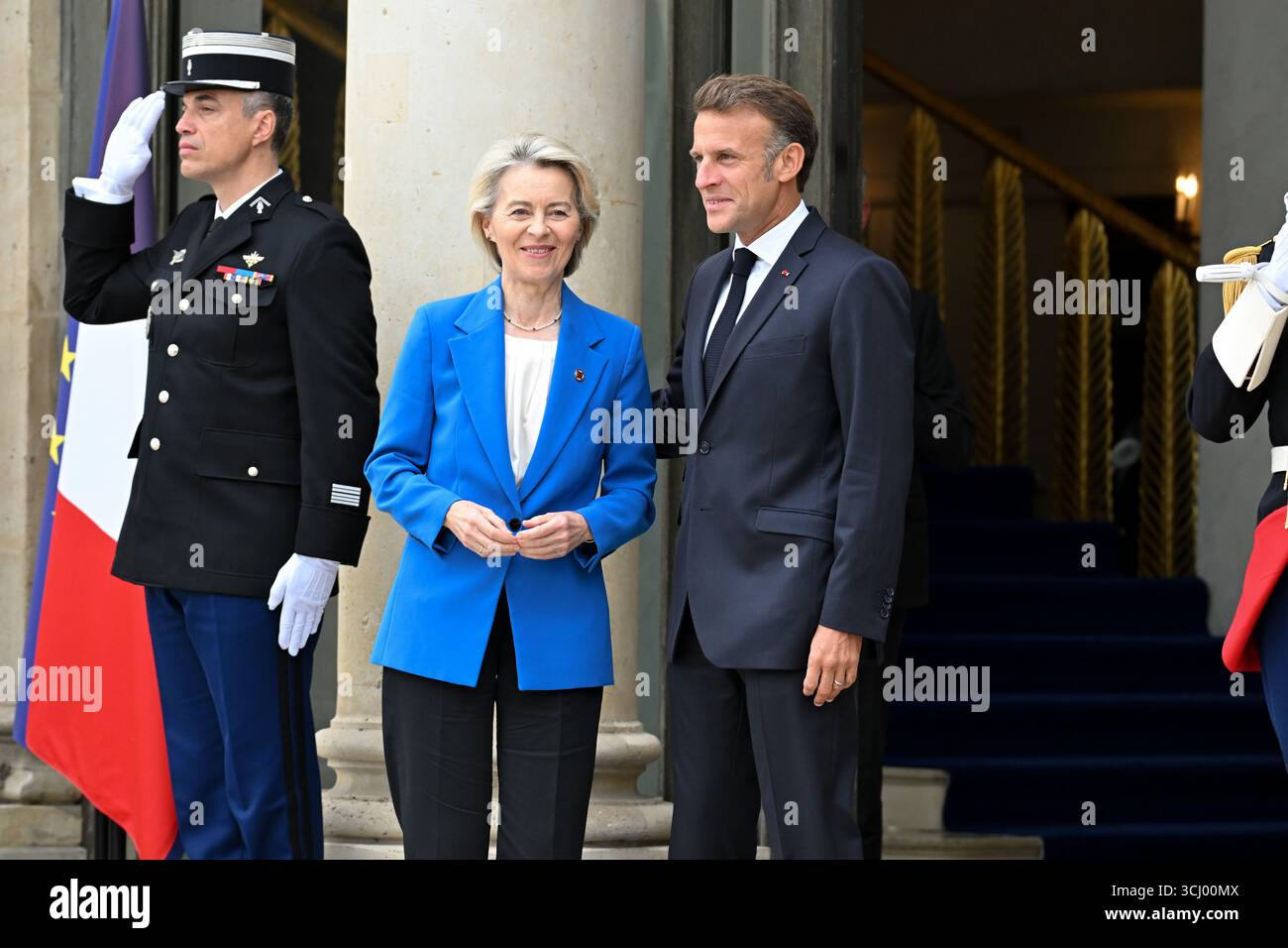 Il Presidente francese Emmanuel Macron accoglie il Presidente della Commissione europea Ursula Von der Leyen al suo arrivo alla riunione della Coalizione dei volenterosi per l'Ucraina del 4 settembre 2025 a Parigi, in Francia. L'incontro è un incontro internazionale che riunisce circa 35 paesi, principalmente europei, e alleati come Canada, Giappone e Australia, con l'obiettivo di rafforzare le garanzie di sicurezza per l'Ucraina di fronte all'aggressione russa, valutare i recenti progressi nel sostegno internazionale e discutere strategie per spingere la Russia a favorire un cessate il fuoco. Presiden Foto Stock