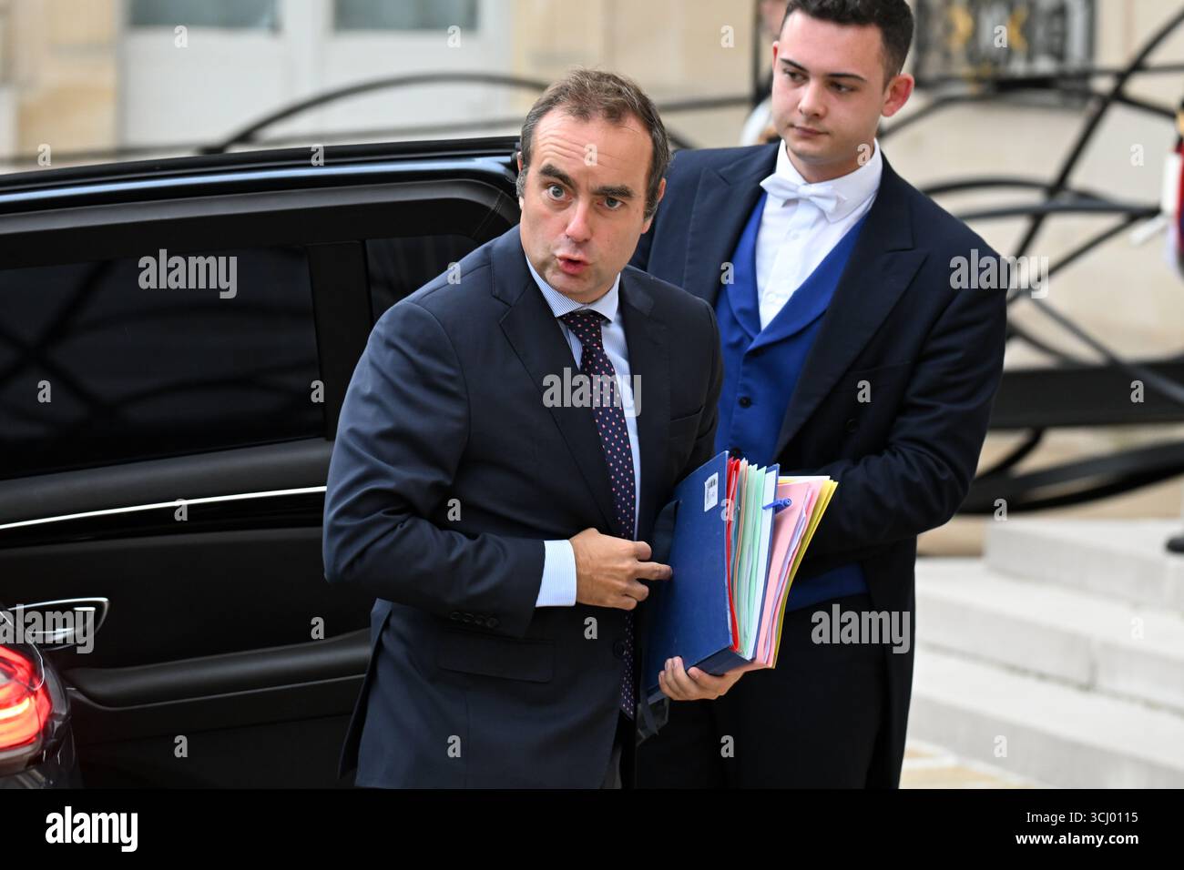 Il presidente francese Emmanuel Macron al suo arrivo alla riunione della Coalizione dei volenterosi per l'Ucraina il 4 settembre 2025 a Parigi, in Francia. L'incontro è un incontro internazionale che riunisce circa 35 paesi, principalmente europei, e alleati come Canada, Giappone e Australia, con l'obiettivo di rafforzare le garanzie di sicurezza per l'Ucraina di fronte all'aggressione russa, valutare i recenti progressi nel sostegno internazionale e discutere strategie per spingere la Russia a favorire un cessate il fuoco. Il presidente Emmanuel Macron ha incontrato il signor Volodymyr Zelensky, presidente di Ukra Foto Stock