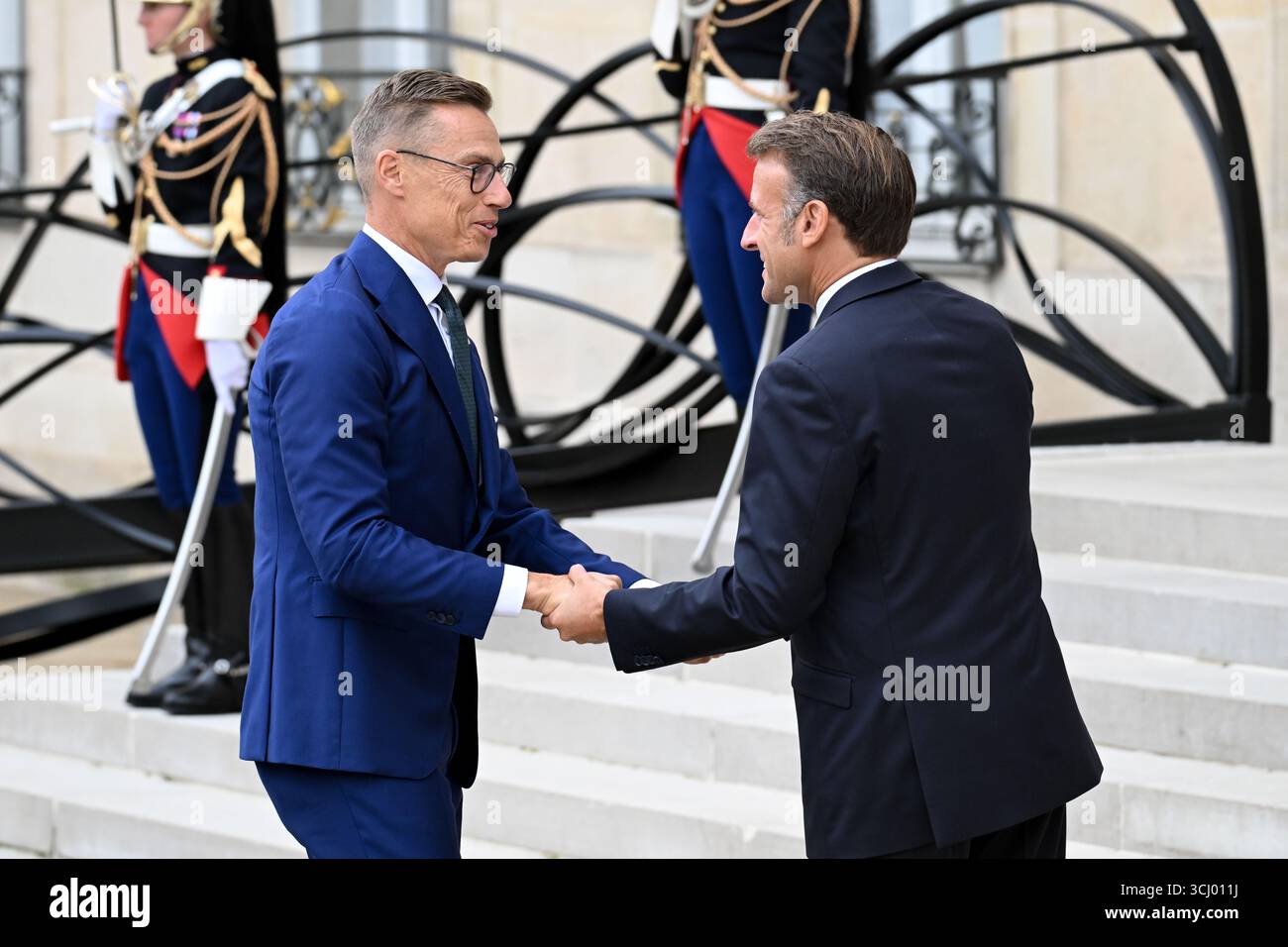 Il presidente francese Emmanuel Macron dà il benvenuto al presidente finlandese Alexander Stubb al suo arrivo alla riunione della Coalizione dei volenterosi per l'Ucraina del 4 settembre 2025 a Parigi, in Francia. L'incontro è un incontro internazionale che riunisce circa 35 paesi, principalmente europei, e alleati come Canada, Giappone e Australia, con l'obiettivo di rafforzare le garanzie di sicurezza per l'Ucraina di fronte all'aggressione russa, valutare i recenti progressi nel sostegno internazionale e discutere strategie per spingere la Russia a favorire un cessate il fuoco. Il Presidente Emmanuel Macron incontra lo spirito Foto Stock