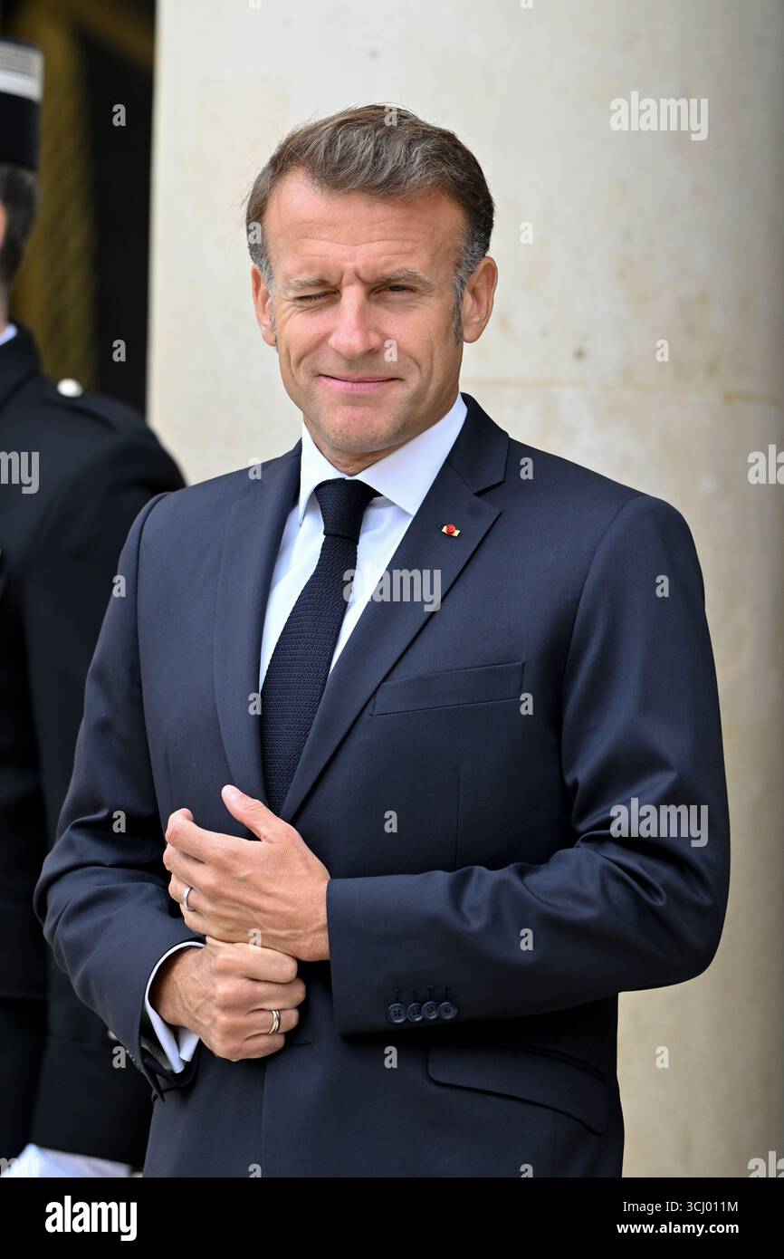 Il presidente francese Emmanuel Macron al suo arrivo alla riunione della Coalizione dei volenterosi per l'Ucraina il 4 settembre 2025 a Parigi, in Francia. L'incontro è un incontro internazionale che riunisce circa 35 paesi, principalmente europei, e alleati come Canada, Giappone e Australia, con l'obiettivo di rafforzare le garanzie di sicurezza per l'Ucraina di fronte all'aggressione russa, valutare i recenti progressi nel sostegno internazionale e discutere strategie per spingere la Russia a favorire un cessate il fuoco. Il presidente Emmanuel Macron ha incontrato il signor Volodymyr Zelensky, presidente di Ukra Foto Stock
