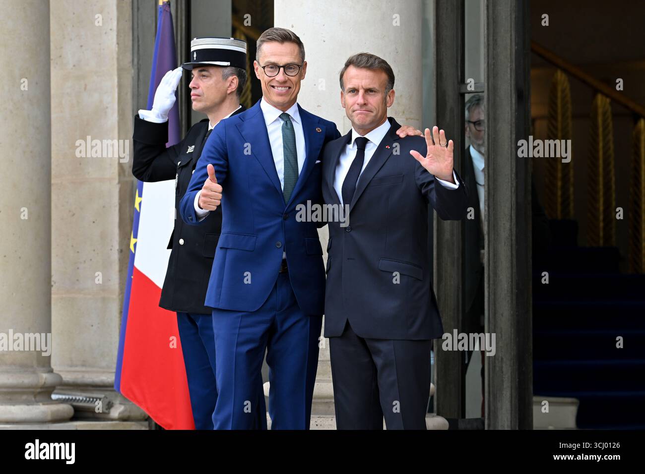Il presidente francese Emmanuel Macron dà il benvenuto al presidente finlandese Alexander Stubb al suo arrivo alla riunione della Coalizione dei volenterosi per l'Ucraina del 4 settembre 2025 a Parigi, in Francia. L'incontro è un incontro internazionale che riunisce circa 35 paesi, principalmente europei, e alleati come Canada, Giappone e Australia, con l'obiettivo di rafforzare le garanzie di sicurezza per l'Ucraina di fronte all'aggressione russa, valutare i recenti progressi nel sostegno internazionale e discutere strategie per spingere la Russia a favorire un cessate il fuoco. Il Presidente Emmanuel Macron incontra lo spirito Foto Stock