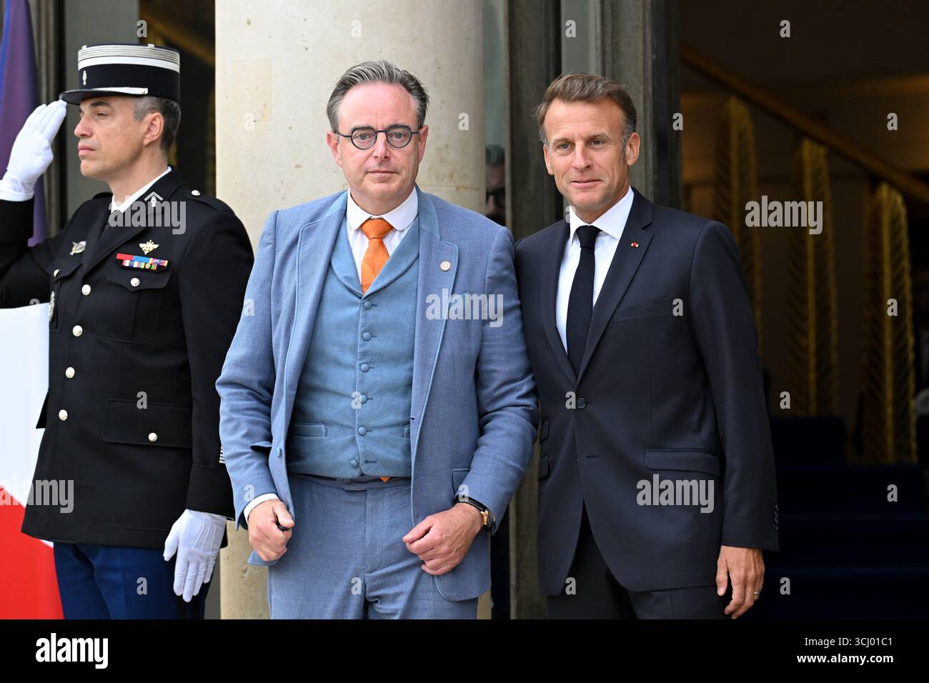 Il presidente francese Emmanuel Macron dà il benvenuto al primo ministro belga Bart de Wever al suo arrivo alla riunione della Coalizione dei volenterosi per l'Ucraina del 4 settembre 2025 a Parigi, in Francia. L'incontro è un incontro internazionale che riunisce circa 35 paesi, principalmente europei, e alleati come Canada, Giappone e Australia, con l'obiettivo di rafforzare le garanzie di sicurezza per l'Ucraina di fronte all'aggressione russa, valutare i recenti progressi nel sostegno internazionale e discutere strategie per spingere la Russia a favorire un cessate il fuoco. Riunione del Presidente Emmanuel Macron Foto Stock