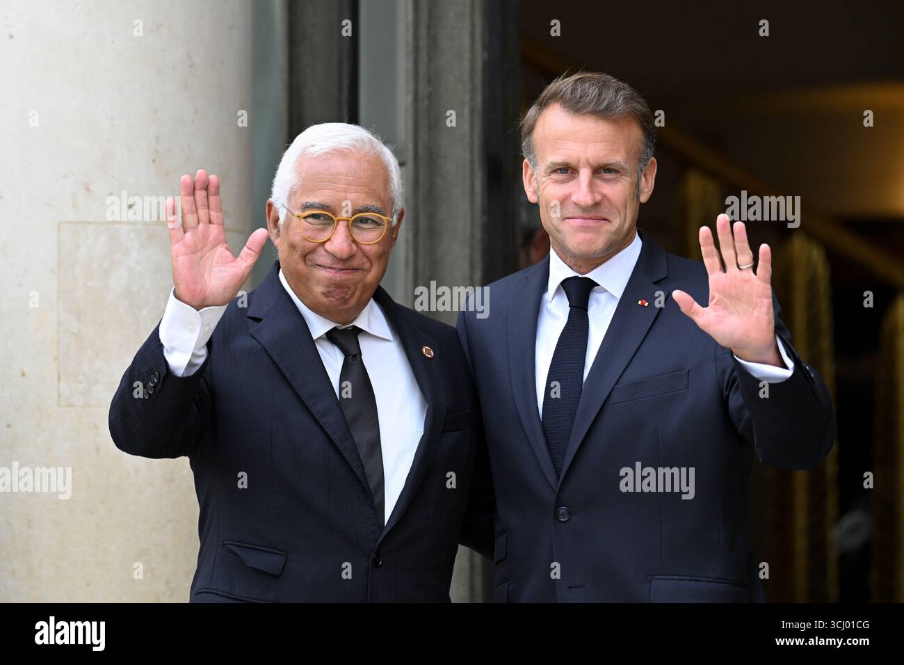 Il Presidente francese Emmanuel Macron dà il benvenuto al Presidente del Consiglio europeo, Antonio Costaon, che è arrivato alla riunione della Coalizione dei volenterosi per l'Ucraina il 4 settembre 2025 a Parigi, in Francia. L'incontro è un incontro internazionale che riunisce circa 35 paesi, principalmente europei, e alleati come Canada, Giappone e Australia, con l'obiettivo di rafforzare le garanzie di sicurezza per l'Ucraina di fronte all'aggressione russa, valutare i recenti progressi nel sostegno internazionale e discutere strategie per spingere la Russia a favorire un cessate il fuoco. Il Presidente Emmanuel Macr Foto Stock