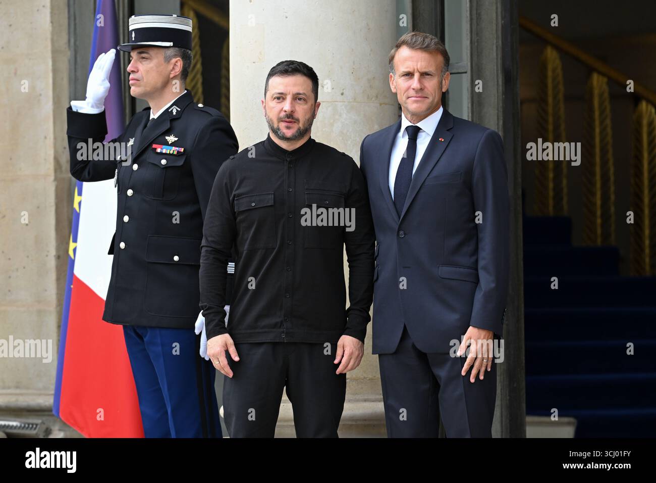 Il presidente francese Emmanuel Macron dà il benvenuto al presidente ucraino Volodimir Zelenski al suo arrivo alla riunione della Coalizione dei volenterosi per l'Ucraina il 4 settembre 2025 a Parigi, in Francia. L'incontro è un incontro internazionale che riunisce circa 35 paesi, principalmente europei, e alleati come Canada, Giappone e Australia, con l'obiettivo di rafforzare le garanzie di sicurezza per l'Ucraina di fronte all'aggressione russa, valutare i recenti progressi nel sostegno internazionale e discutere strategie per spingere la Russia a favorire un cessate il fuoco. Riunione del Presidente Emmanuel Macron Foto Stock