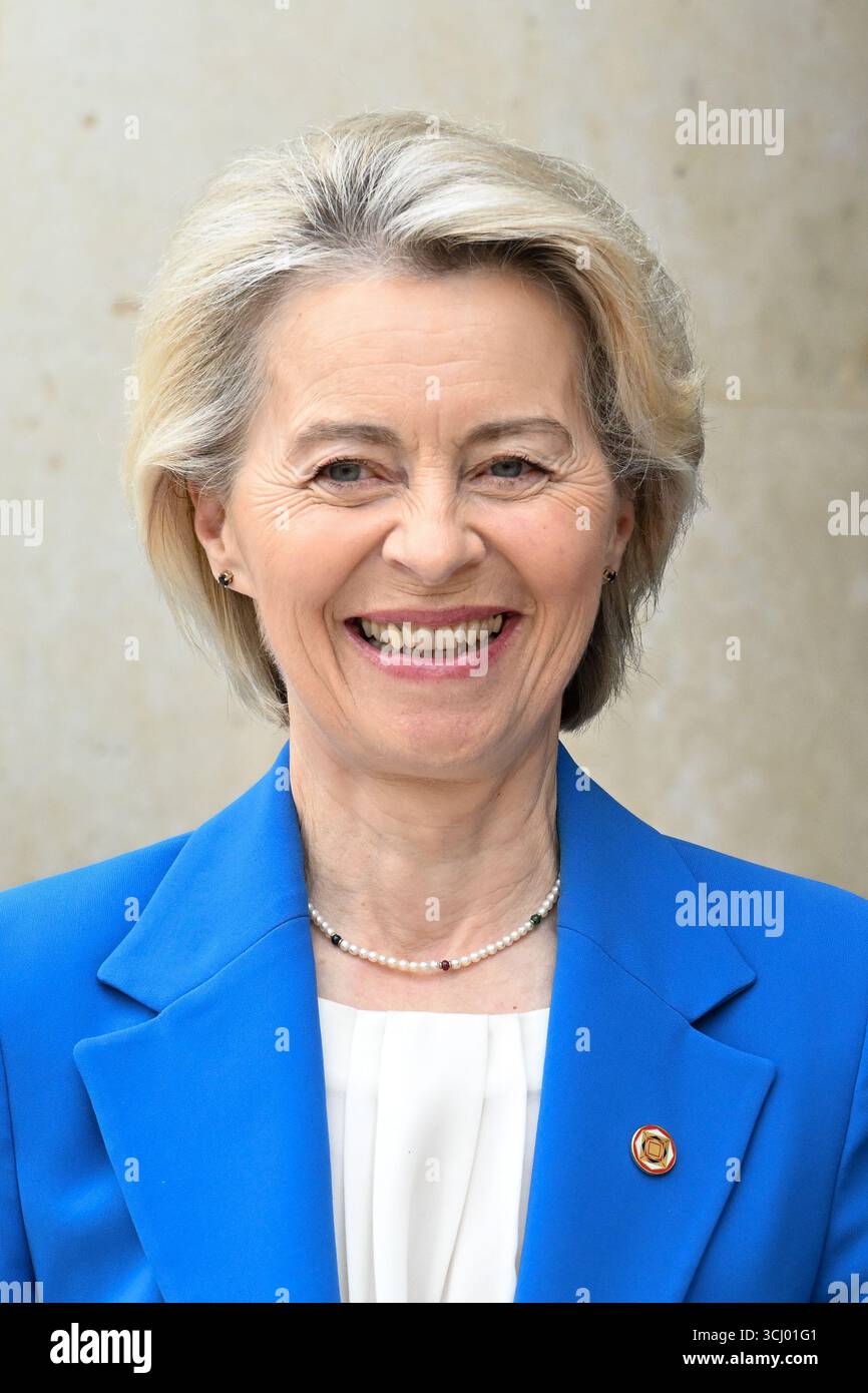 Il Presidente francese Emmanuel Macron accoglie il Presidente della Commissione europea Ursula Von der Leyen al suo arrivo alla riunione della Coalizione dei volenterosi per l'Ucraina del 4 settembre 2025 a Parigi, in Francia. L'incontro è un incontro internazionale che riunisce circa 35 paesi, principalmente europei, e alleati come Canada, Giappone e Australia, con l'obiettivo di rafforzare le garanzie di sicurezza per l'Ucraina di fronte all'aggressione russa, valutare i recenti progressi nel sostegno internazionale e discutere strategie per spingere la Russia a favorire un cessate il fuoco. Presiden Foto Stock