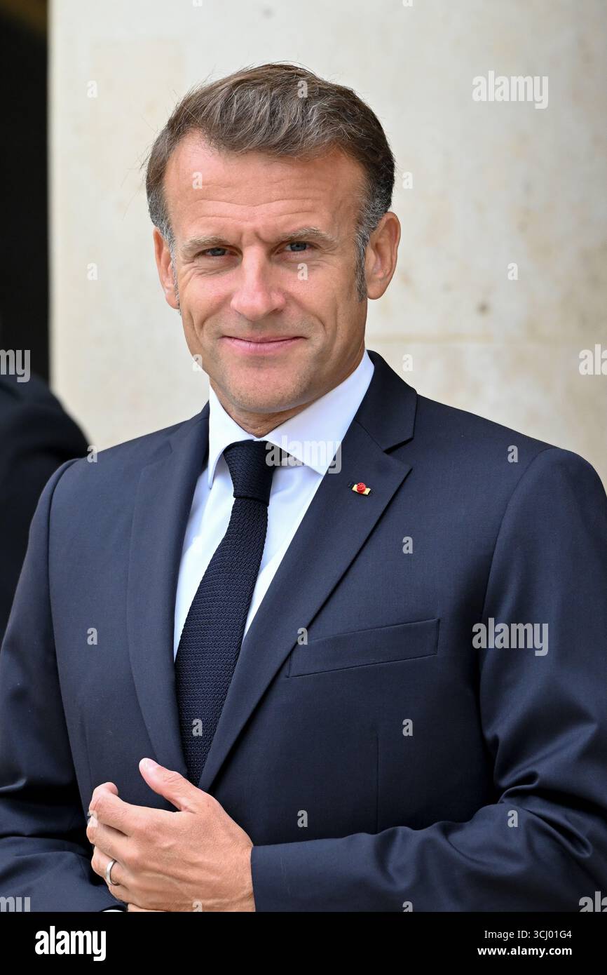 Il presidente francese Emmanuel Macron al suo arrivo alla riunione della Coalizione dei volenterosi per l'Ucraina il 4 settembre 2025 a Parigi, in Francia. L'incontro è un incontro internazionale che riunisce circa 35 paesi, principalmente europei, e alleati come Canada, Giappone e Australia, con l'obiettivo di rafforzare le garanzie di sicurezza per l'Ucraina di fronte all'aggressione russa, valutare i recenti progressi nel sostegno internazionale e discutere strategie per spingere la Russia a favorire un cessate il fuoco. Il presidente Emmanuel Macron ha incontrato il signor Volodymyr Zelensky, presidente di Ukra Foto Stock