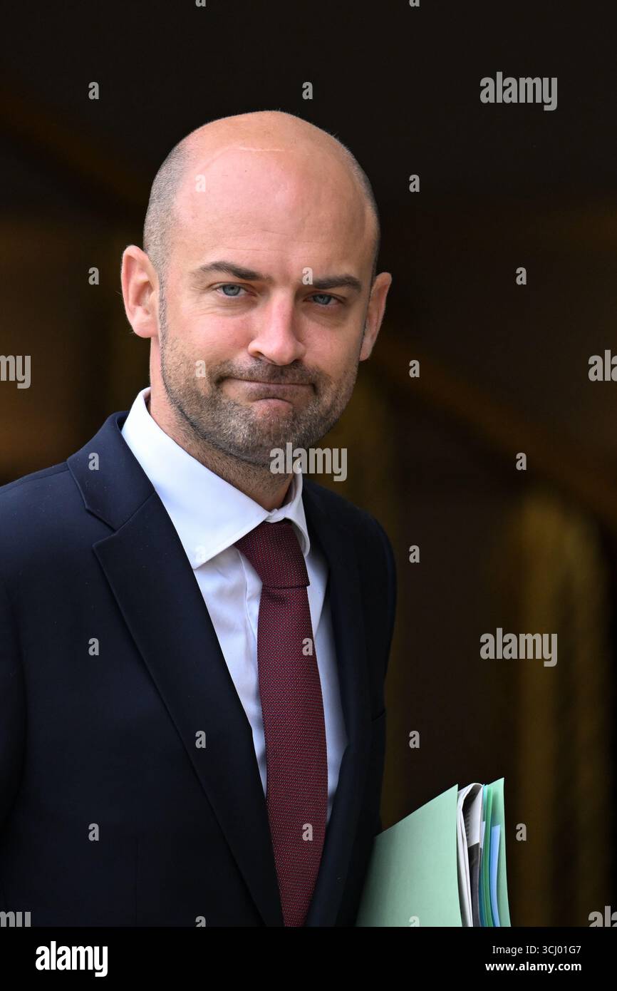 Il presidente francese Emmanuel Macron al suo arrivo alla riunione della Coalizione dei volenterosi per l'Ucraina il 4 settembre 2025 a Parigi, in Francia. L'incontro è un incontro internazionale che riunisce circa 35 paesi, principalmente europei, e alleati come Canada, Giappone e Australia, con l'obiettivo di rafforzare le garanzie di sicurezza per l'Ucraina di fronte all'aggressione russa, valutare i recenti progressi nel sostegno internazionale e discutere strategie per spingere la Russia a favorire un cessate il fuoco. Il presidente Emmanuel Macron ha incontrato il signor Volodymyr Zelensky, presidente di Ukra Foto Stock