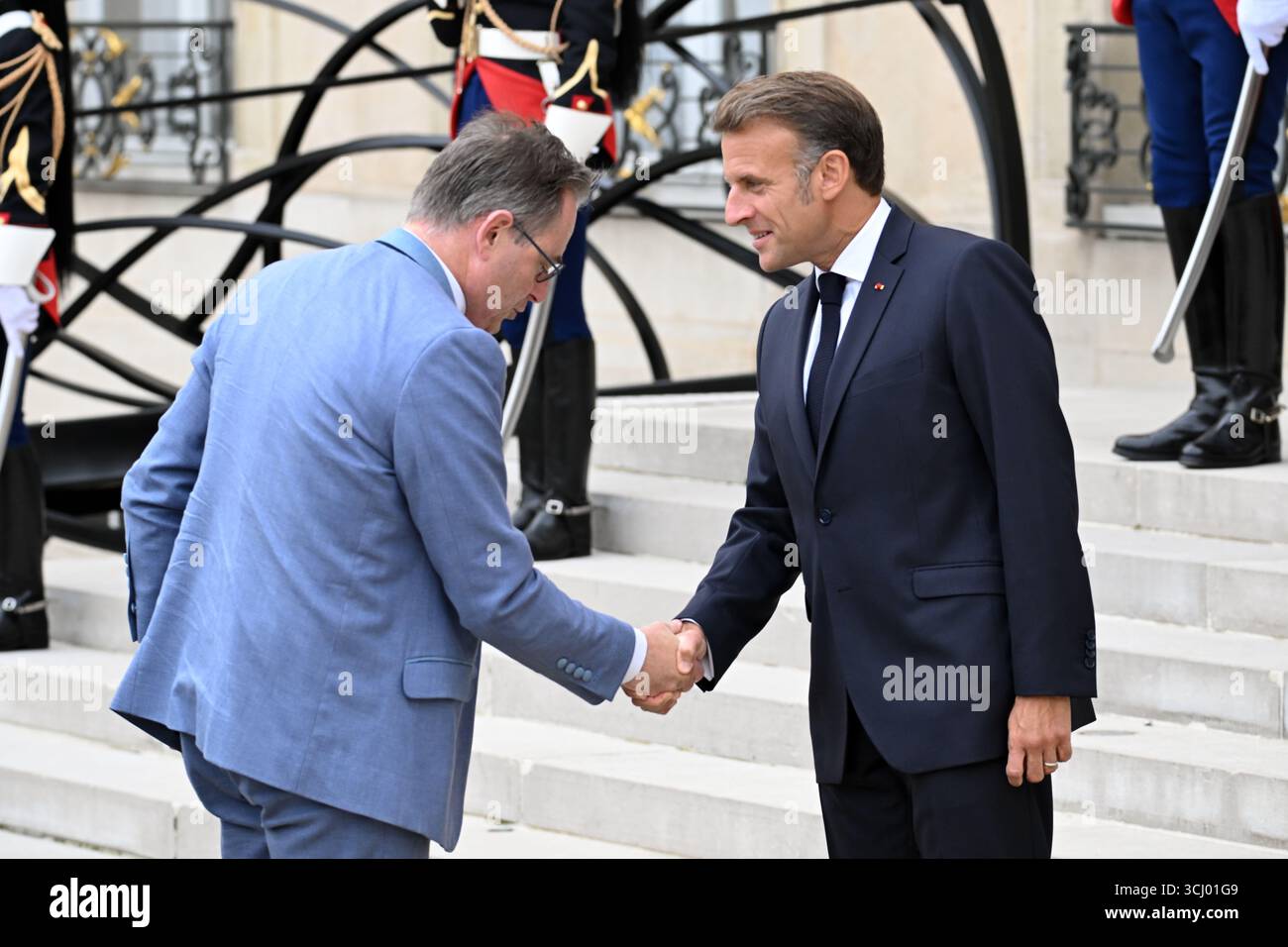 Il presidente francese Emmanuel Macron dà il benvenuto al primo ministro belga Bart de Wever al suo arrivo alla riunione della Coalizione dei volenterosi per l'Ucraina del 4 settembre 2025 a Parigi, in Francia. L'incontro è un incontro internazionale che riunisce circa 35 paesi, principalmente europei, e alleati come Canada, Giappone e Australia, con l'obiettivo di rafforzare le garanzie di sicurezza per l'Ucraina di fronte all'aggressione russa, valutare i recenti progressi nel sostegno internazionale e discutere strategie per spingere la Russia a favorire un cessate il fuoco. Riunione del Presidente Emmanuel Macron Foto Stock