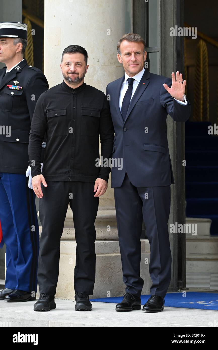 Il presidente francese Emmanuel Macron dà il benvenuto al presidente ucraino Volodimir Zelenski al suo arrivo alla riunione della Coalizione dei volenterosi per l'Ucraina il 4 settembre 2025 a Parigi, in Francia. L'incontro è un incontro internazionale che riunisce circa 35 paesi, principalmente europei, e alleati come Canada, Giappone e Australia, con l'obiettivo di rafforzare le garanzie di sicurezza per l'Ucraina di fronte all'aggressione russa, valutare i recenti progressi nel sostegno internazionale e discutere strategie per spingere la Russia a favorire un cessate il fuoco. Riunione del Presidente Emmanuel Macron Foto Stock