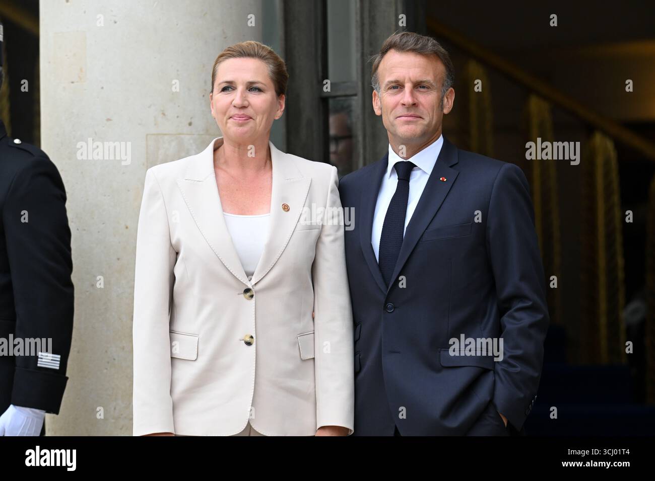 Il presidente francese Emmanuel Macron dà il benvenuto al primo ministro danese mette Frederiksen al suo arrivo alla riunione della Coalizione dei volenterosi per l'Ucraina il 4 settembre 2025 a Parigi, in Francia. L'incontro è un incontro internazionale che riunisce circa 35 paesi, principalmente europei, e alleati come Canada, Giappone e Australia, con l'obiettivo di rafforzare le garanzie di sicurezza per l'Ucraina di fronte all'aggressione russa, valutare i recenti progressi nel sostegno internazionale e discutere strategie per spingere la Russia a favorire un cessate il fuoco. Il Presidente Emmanuel Macron mee Foto Stock