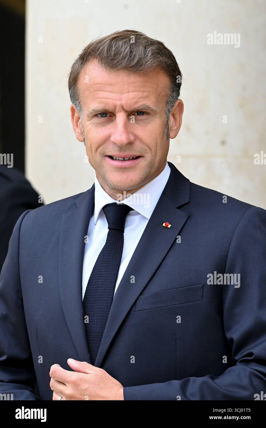 Il presidente francese Emmanuel Macron al suo arrivo alla riunione della Coalizione dei volenterosi per l'Ucraina il 4 settembre 2025 a Parigi, in Francia. L'incontro è un incontro internazionale che riunisce circa 35 paesi, principalmente europei, e alleati come Canada, Giappone e Australia, con l'obiettivo di rafforzare le garanzie di sicurezza per l'Ucraina di fronte all'aggressione russa, valutare i recenti progressi nel sostegno internazionale e discutere strategie per spingere la Russia a favorire un cessate il fuoco. Il presidente Emmanuel Macron ha incontrato il signor Volodymyr Zelensky, presidente di Ukra Foto Stock