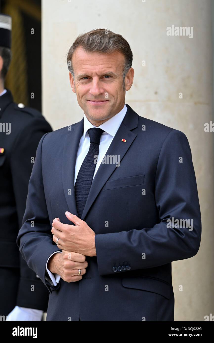 Il presidente francese Emmanuel Macron al suo arrivo alla riunione della Coalizione dei volenterosi per l'Ucraina il 4 settembre 2025 a Parigi, in Francia. L'incontro è un incontro internazionale che riunisce circa 35 paesi, principalmente europei, e alleati come Canada, Giappone e Australia, con l'obiettivo di rafforzare le garanzie di sicurezza per l'Ucraina di fronte all'aggressione russa, valutare i recenti progressi nel sostegno internazionale e discutere strategie per spingere la Russia a favorire un cessate il fuoco. Il presidente Emmanuel Macron ha incontrato il signor Volodymyr Zelensky, presidente di Ukra Foto Stock