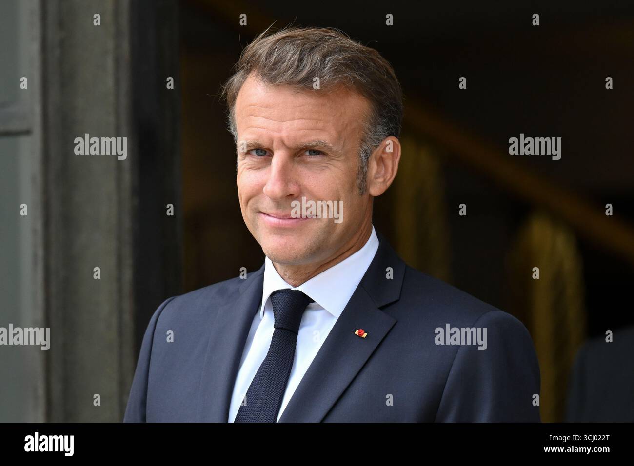 Il presidente francese Emmanuel Macron al suo arrivo alla riunione della Coalizione dei volenterosi per l'Ucraina il 4 settembre 2025 a Parigi, in Francia. L'incontro è un incontro internazionale che riunisce circa 35 paesi, principalmente europei, e alleati come Canada, Giappone e Australia, con l'obiettivo di rafforzare le garanzie di sicurezza per l'Ucraina di fronte all'aggressione russa, valutare i recenti progressi nel sostegno internazionale e discutere strategie per spingere la Russia a favorire un cessate il fuoco. Il presidente Emmanuel Macron ha incontrato il signor Volodymyr Zelensky, presidente di Ukra Foto Stock