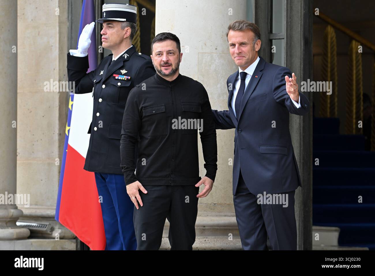 Il presidente francese Emmanuel Macron dà il benvenuto al presidente ucraino Volodimir Zelenski al suo arrivo alla riunione della Coalizione dei volenterosi per l'Ucraina il 4 settembre 2025 a Parigi, in Francia. L'incontro è un incontro internazionale che riunisce circa 35 paesi, principalmente europei, e alleati come Canada, Giappone e Australia, con l'obiettivo di rafforzare le garanzie di sicurezza per l'Ucraina di fronte all'aggressione russa, valutare i recenti progressi nel sostegno internazionale e discutere strategie per spingere la Russia a favorire un cessate il fuoco. Riunione del Presidente Emmanuel Macron Foto Stock