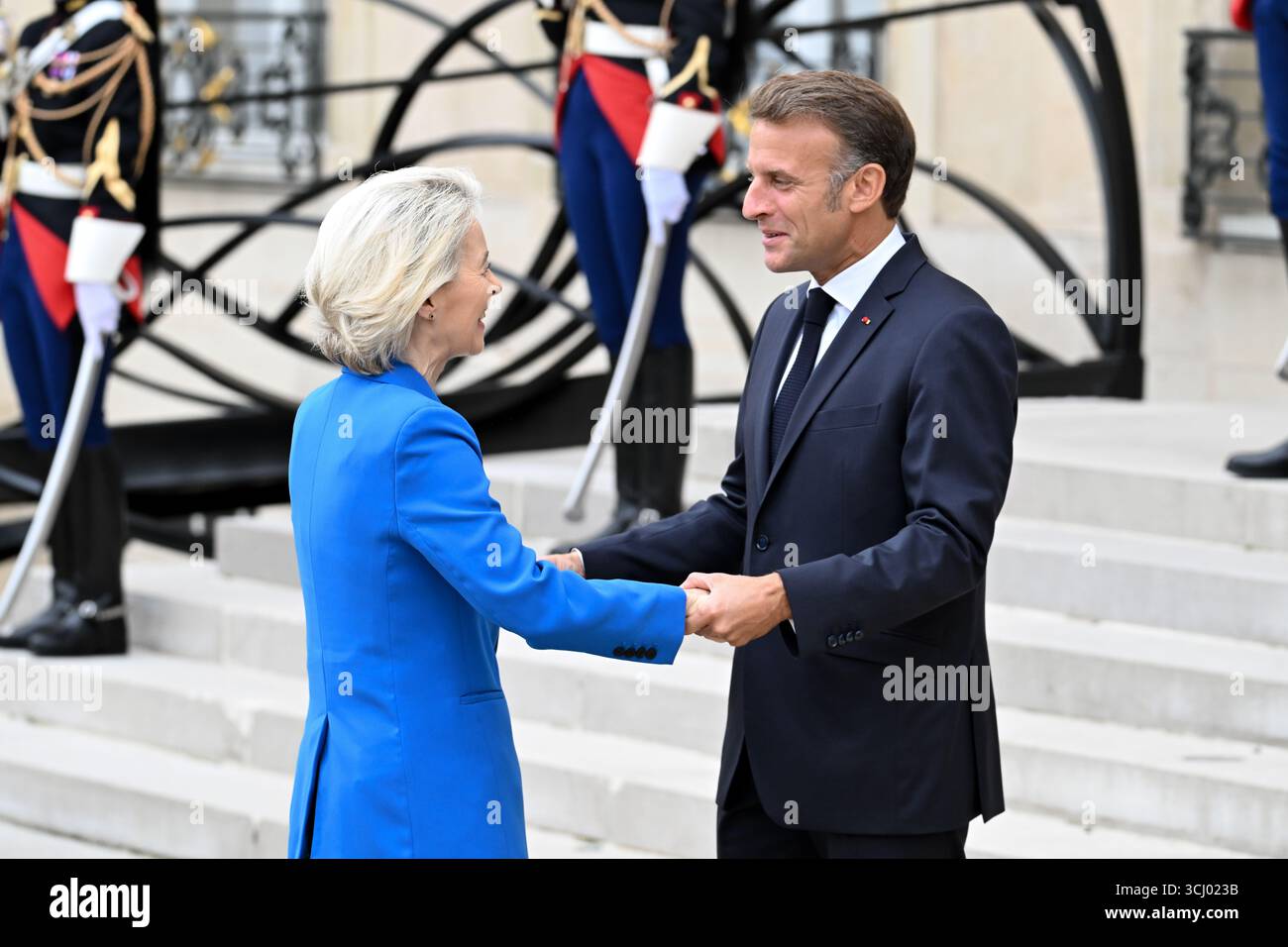 Il Presidente francese Emmanuel Macron accoglie il Presidente della Commissione europea Ursula Von der Leyen al suo arrivo alla riunione della Coalizione dei volenterosi per l'Ucraina del 4 settembre 2025 a Parigi, in Francia. L'incontro è un incontro internazionale che riunisce circa 35 paesi, principalmente europei, e alleati come Canada, Giappone e Australia, con l'obiettivo di rafforzare le garanzie di sicurezza per l'Ucraina di fronte all'aggressione russa, valutare i recenti progressi nel sostegno internazionale e discutere strategie per spingere la Russia a favorire un cessate il fuoco. Presiden Foto Stock