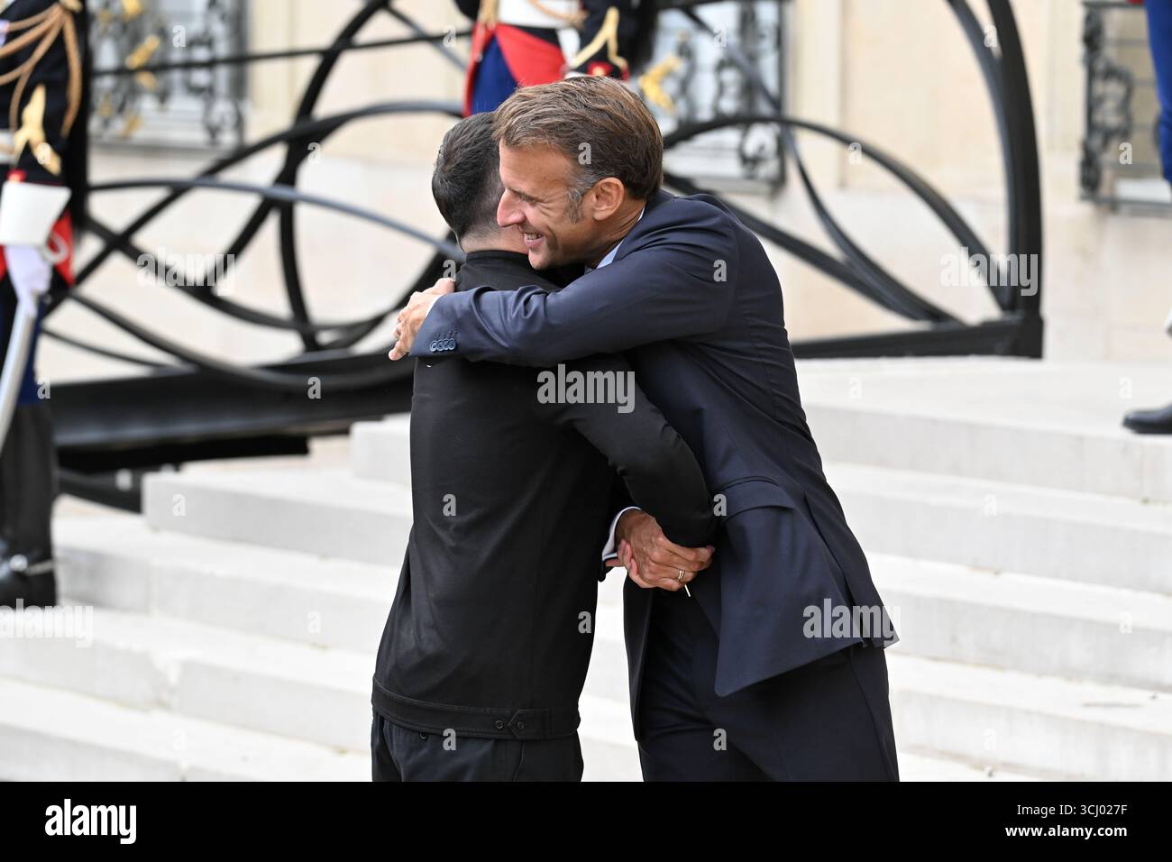 Il presidente francese Emmanuel Macron dà il benvenuto al presidente ucraino Volodimir Zelenski al suo arrivo alla riunione della Coalizione dei volenterosi per l'Ucraina il 4 settembre 2025 a Parigi, in Francia. L'incontro è un incontro internazionale che riunisce circa 35 paesi, principalmente europei, e alleati come Canada, Giappone e Australia, con l'obiettivo di rafforzare le garanzie di sicurezza per l'Ucraina di fronte all'aggressione russa, valutare i recenti progressi nel sostegno internazionale e discutere strategie per spingere la Russia a favorire un cessate il fuoco. Riunione del Presidente Emmanuel Macron Foto Stock