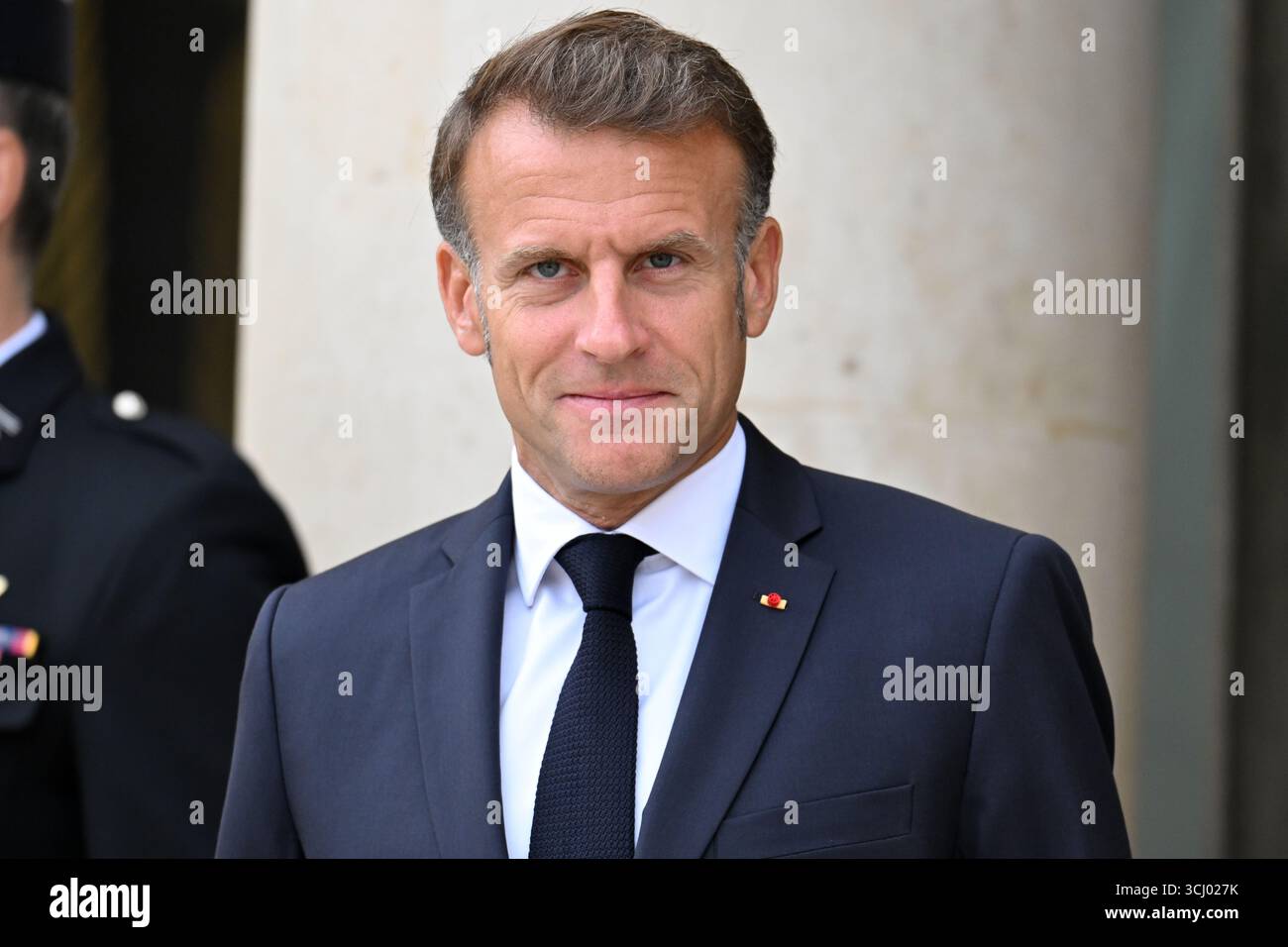 Il presidente francese Emmanuel Macron al suo arrivo alla riunione della Coalizione dei volenterosi per l'Ucraina il 4 settembre 2025 a Parigi, in Francia. L'incontro è un incontro internazionale che riunisce circa 35 paesi, principalmente europei, e alleati come Canada, Giappone e Australia, con l'obiettivo di rafforzare le garanzie di sicurezza per l'Ucraina di fronte all'aggressione russa, valutare i recenti progressi nel sostegno internazionale e discutere strategie per spingere la Russia a favorire un cessate il fuoco. Il presidente Emmanuel Macron ha incontrato il signor Volodymyr Zelensky, presidente di Ukra Foto Stock