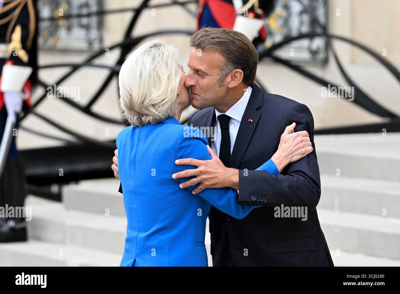 Il Presidente francese Emmanuel Macron accoglie il Presidente della Commissione europea Ursula Von der Leyen al suo arrivo alla riunione della Coalizione dei volenterosi per l'Ucraina del 4 settembre 2025 a Parigi, in Francia. L'incontro è un incontro internazionale che riunisce circa 35 paesi, principalmente europei, e alleati come Canada, Giappone e Australia, con l'obiettivo di rafforzare le garanzie di sicurezza per l'Ucraina di fronte all'aggressione russa, valutare i recenti progressi nel sostegno internazionale e discutere strategie per spingere la Russia a favorire un cessate il fuoco. Presiden Foto Stock
