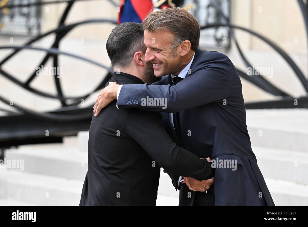 Il presidente francese Emmanuel Macron dà il benvenuto al presidente ucraino Volodimir Zelenski al suo arrivo alla riunione della Coalizione dei volenterosi per l'Ucraina il 4 settembre 2025 a Parigi, in Francia. L'incontro è un incontro internazionale che riunisce circa 35 paesi, principalmente europei, e alleati come Canada, Giappone e Australia, con l'obiettivo di rafforzare le garanzie di sicurezza per l'Ucraina di fronte all'aggressione russa, valutare i recenti progressi nel sostegno internazionale e discutere strategie per spingere la Russia a favorire un cessate il fuoco. Riunione del Presidente Emmanuel Macron Foto Stock