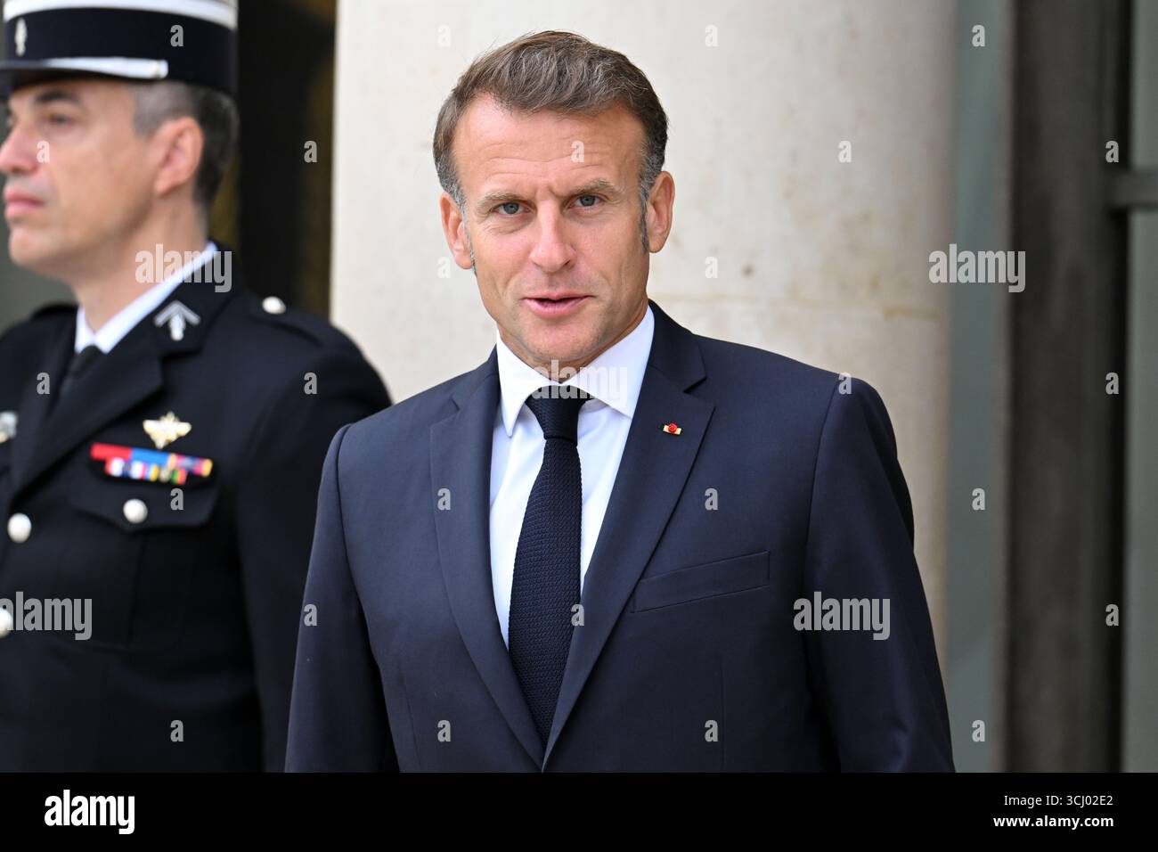Il presidente francese Emmanuel Macron al suo arrivo alla riunione della Coalizione dei volenterosi per l'Ucraina il 4 settembre 2025 a Parigi, in Francia. L'incontro è un incontro internazionale che riunisce circa 35 paesi, principalmente europei, e alleati come Canada, Giappone e Australia, con l'obiettivo di rafforzare le garanzie di sicurezza per l'Ucraina di fronte all'aggressione russa, valutare i recenti progressi nel sostegno internazionale e discutere strategie per spingere la Russia a favorire un cessate il fuoco. Il presidente Emmanuel Macron ha incontrato il signor Volodymyr Zelensky, presidente di Ukra Foto Stock