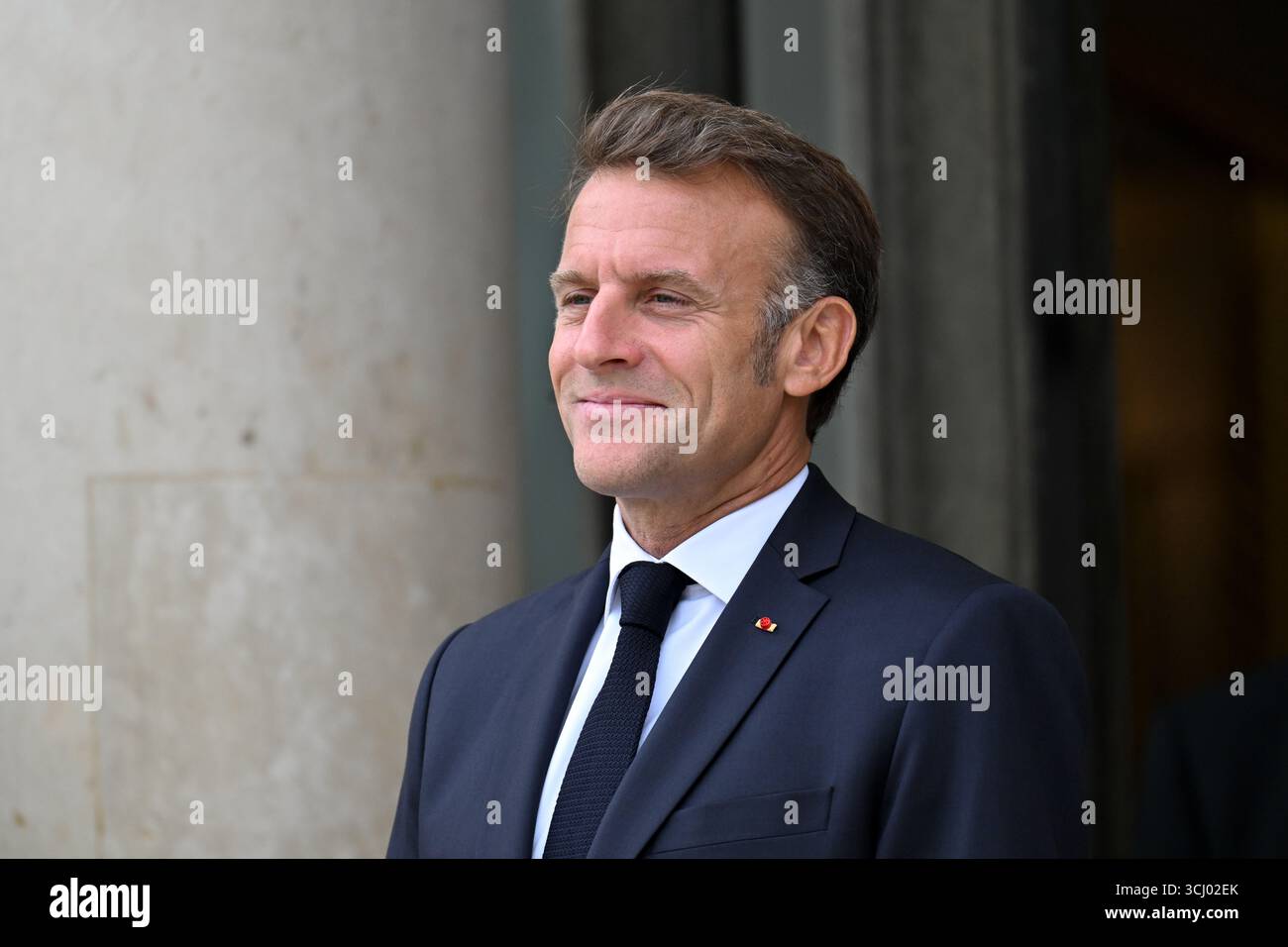 Il presidente francese Emmanuel Macron al suo arrivo alla riunione della Coalizione dei volenterosi per l'Ucraina il 4 settembre 2025 a Parigi, in Francia. L'incontro è un incontro internazionale che riunisce circa 35 paesi, principalmente europei, e alleati come Canada, Giappone e Australia, con l'obiettivo di rafforzare le garanzie di sicurezza per l'Ucraina di fronte all'aggressione russa, valutare i recenti progressi nel sostegno internazionale e discutere strategie per spingere la Russia a favorire un cessate il fuoco. Il presidente Emmanuel Macron ha incontrato il signor Volodymyr Zelensky, presidente di Ukra Foto Stock
