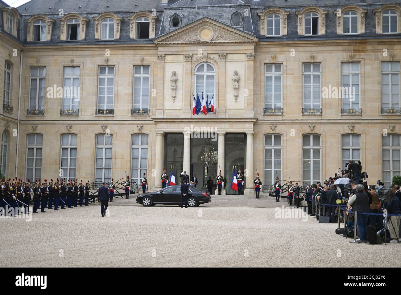 Il presidente francese Emmanuel Macron al suo arrivo alla riunione della Coalizione dei volenterosi per l'Ucraina il 4 settembre 2025 a Parigi, in Francia. L'incontro è un incontro internazionale che riunisce circa 35 paesi, principalmente europei, e alleati come Canada, Giappone e Australia, con l'obiettivo di rafforzare le garanzie di sicurezza per l'Ucraina di fronte all'aggressione russa, valutare i recenti progressi nel sostegno internazionale e discutere strategie per spingere la Russia a favorire un cessate il fuoco. Il presidente Emmanuel Macron ha incontrato il signor Volodymyr Zelensky, presidente di Ukra Foto Stock