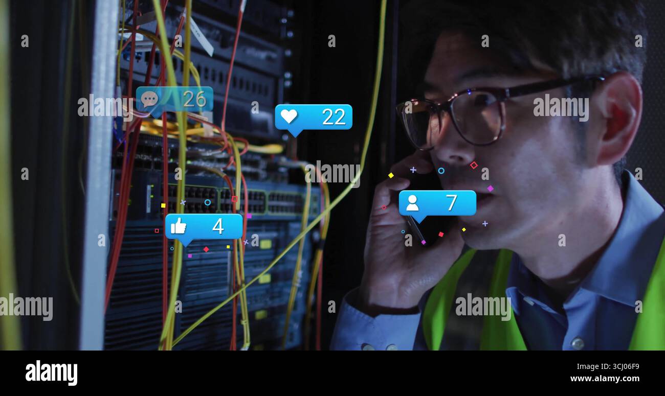 Chiamare la tecnologia indossabile tramite smartphone nella sala server, con cavi e icone per rack, spazio di copia Foto Stock