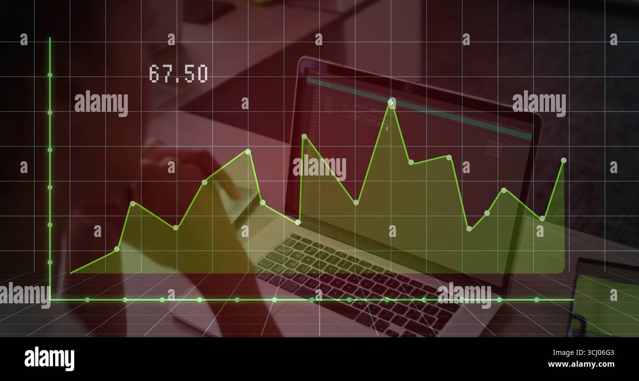 Donna che indossa un maglione per annotare i dati alla scrivania, con laptop, notebook, penna, smartphone e tazza Foto Stock