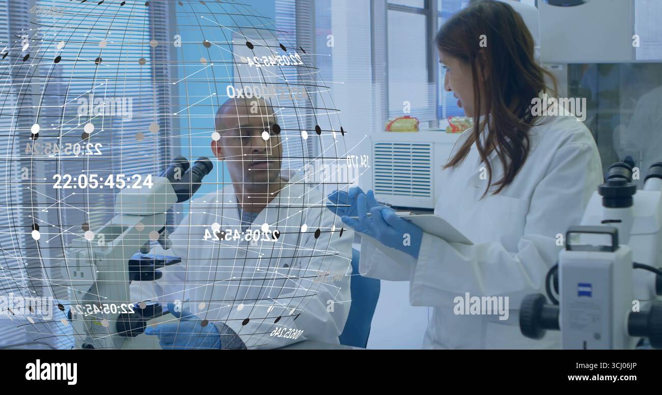 Discussione dei dati dell'ologramma due scienziati che indossano camici da laboratorio bianchi al banco di lavoro, utilizzando un tablet computer Foto Stock