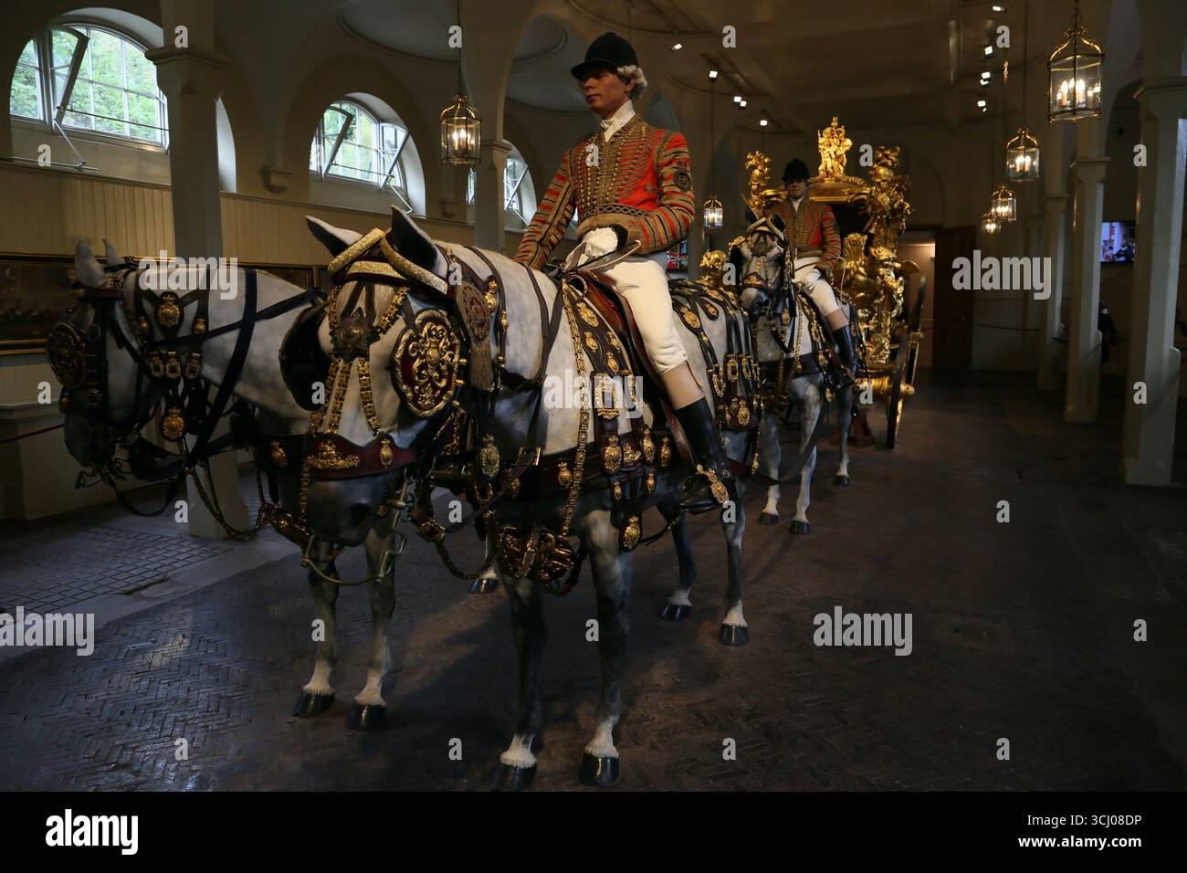 Il Gold State Coach, una carrozza cerimoniale della monarchia britannica è in mostra presso le Royal Mews a Buckingham Palace a Londra Foto Stock