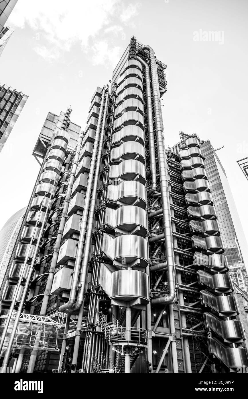 L'edificio Lloyd's di Londra, noto per il suo straordinario design interno-esterno, presenta tubi esterni e strutture metalliche. Foto Stock