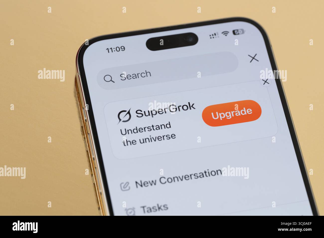 New York, USA - 1 settembre 2025: Vista ravvicinata dell'applicazione Grok chatbot ai sullo schermo dello smartphone Foto Stock